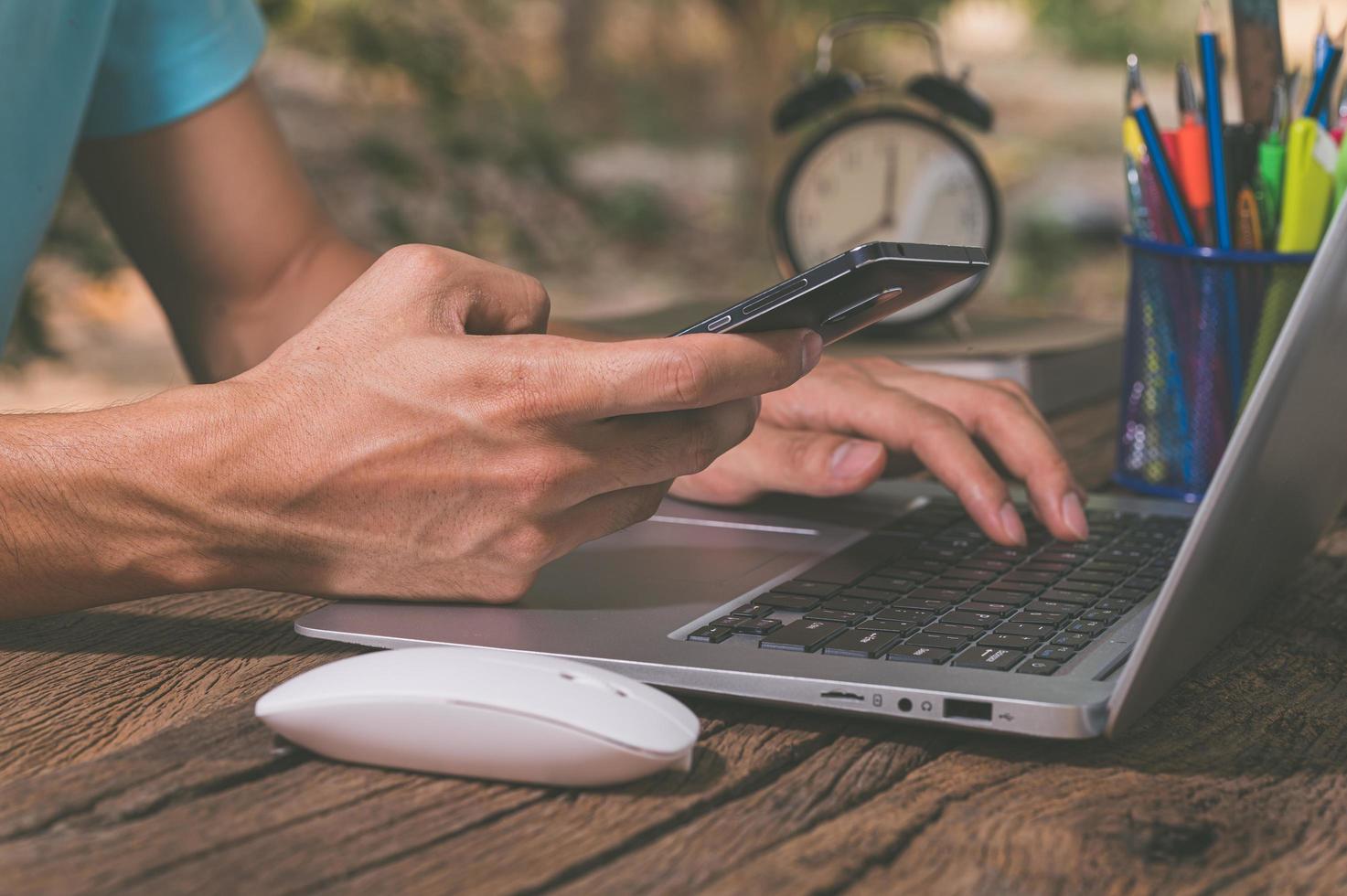 een persoon die een smartphone gebruikt voor een computer foto