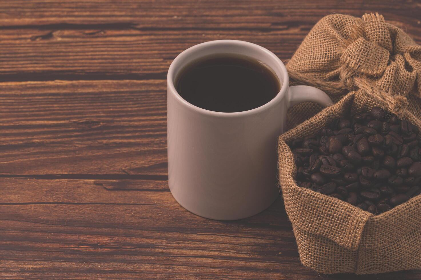 koffiebonen op een houten tafel, hou van koffie drinken concept foto