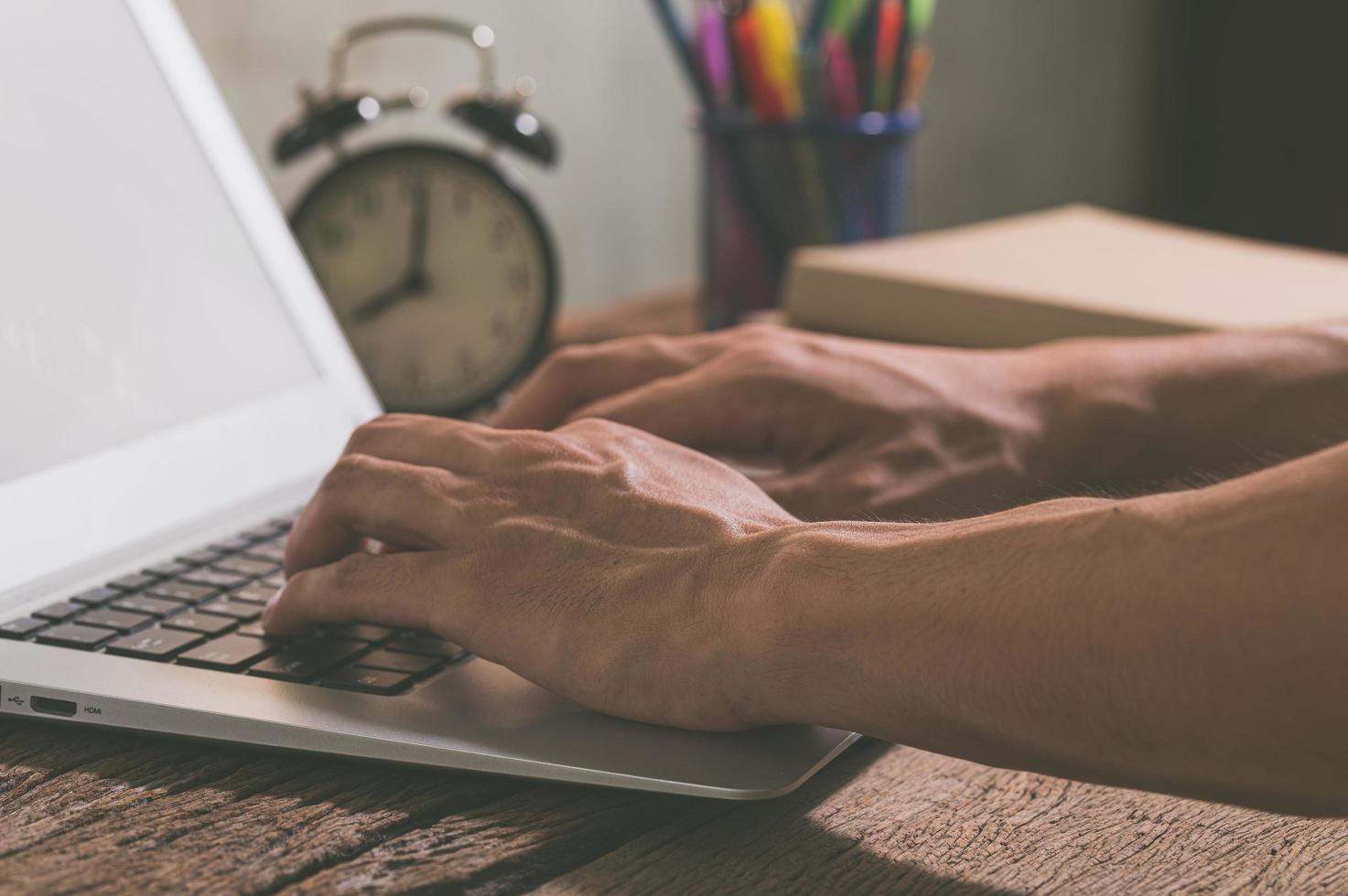 iemands handen met behulp van een notebookcomputer foto