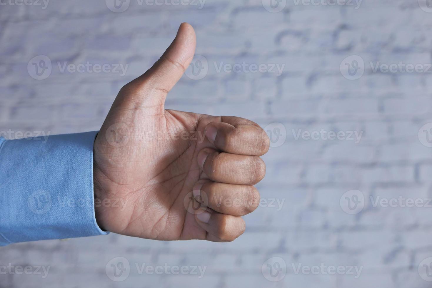 man's hand met een duim omhoog foto