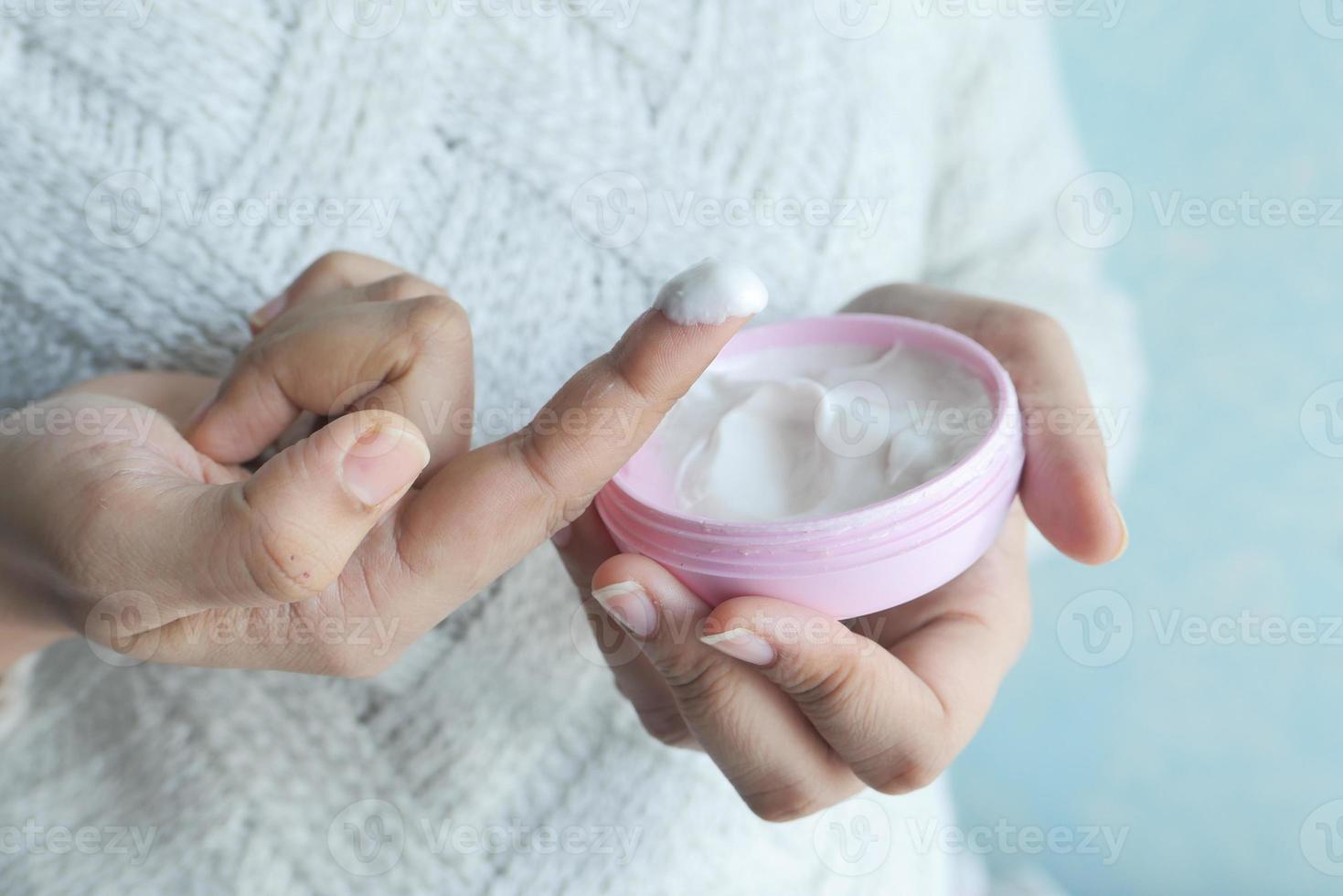 vrouw die schoonheidscrème gebruikt foto