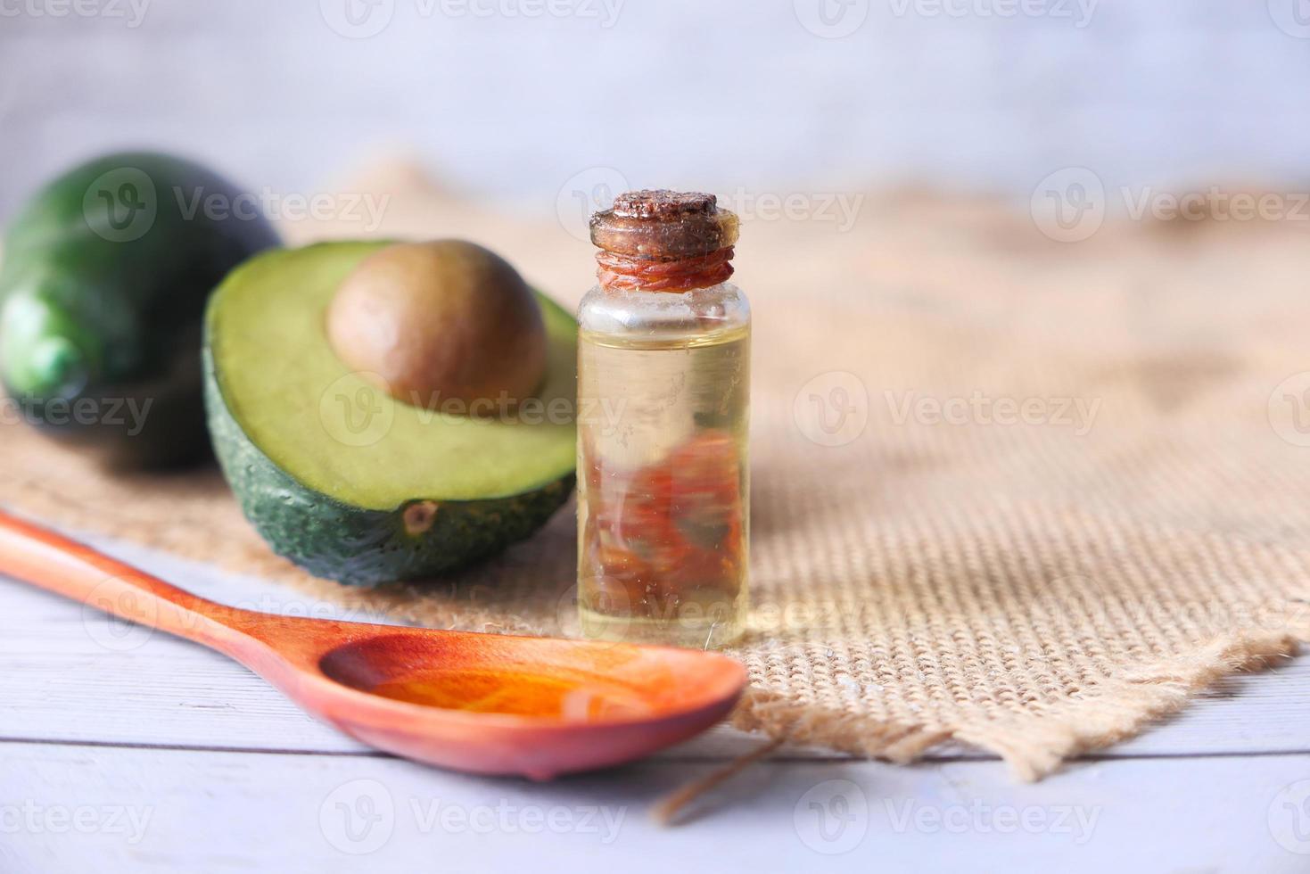 avocado en olie op neutrale keukenachtergrond foto