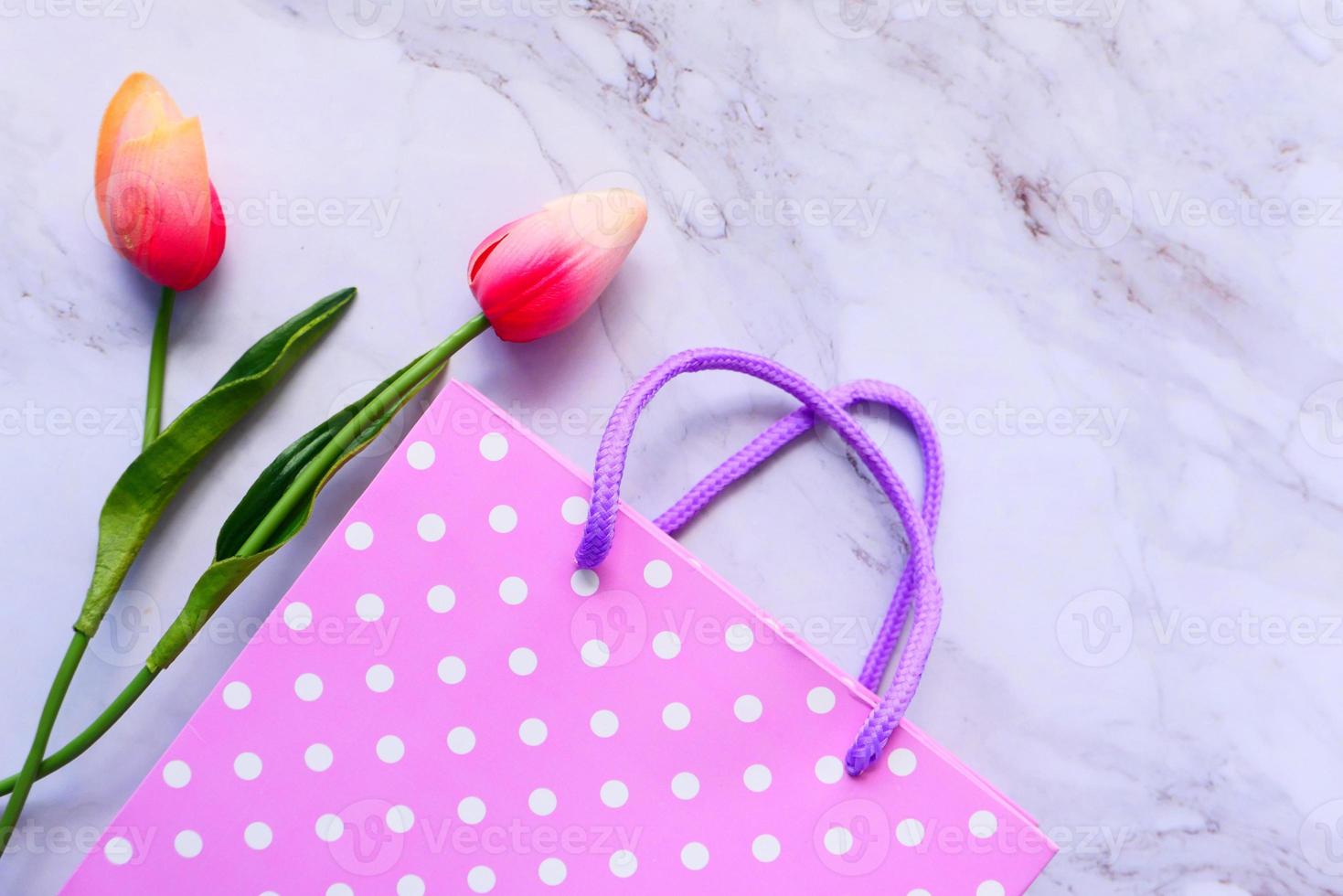 bovenaanzicht van cadeauzakje en tulpen foto