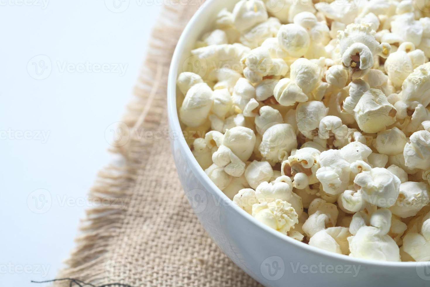 popcorn in een kom foto