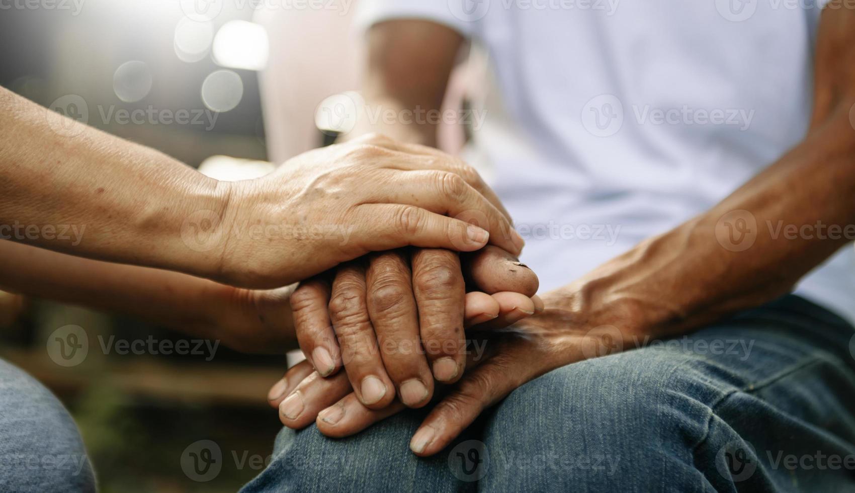 handen van de oud Mens en een vrouw hand- foto