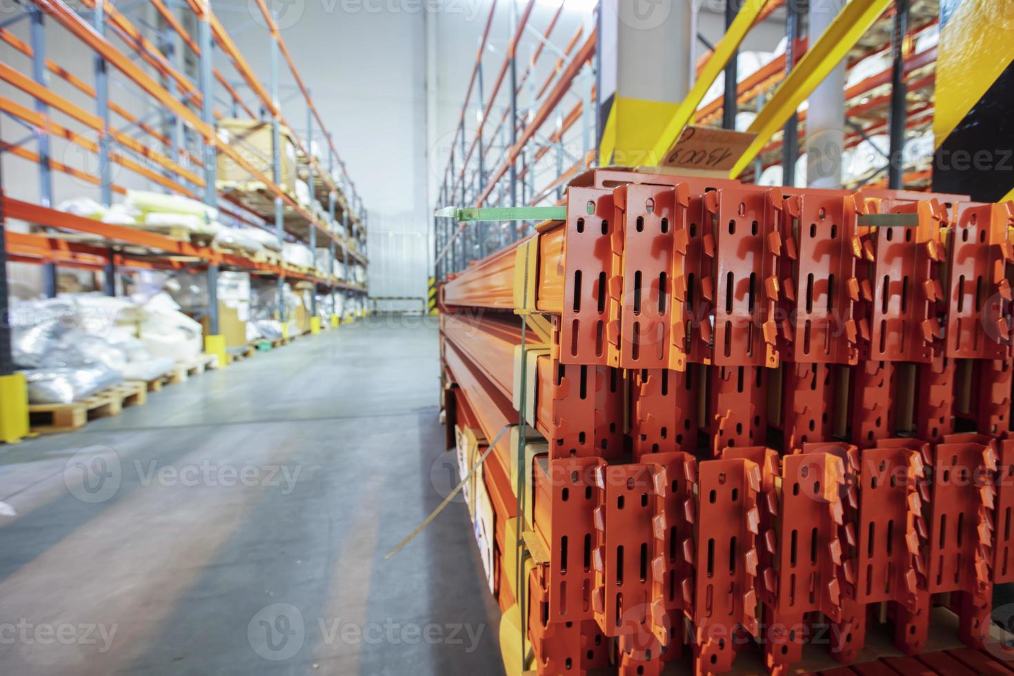 magazijn gebouwen van een fabriek of werkplaats met metaal planken. foto