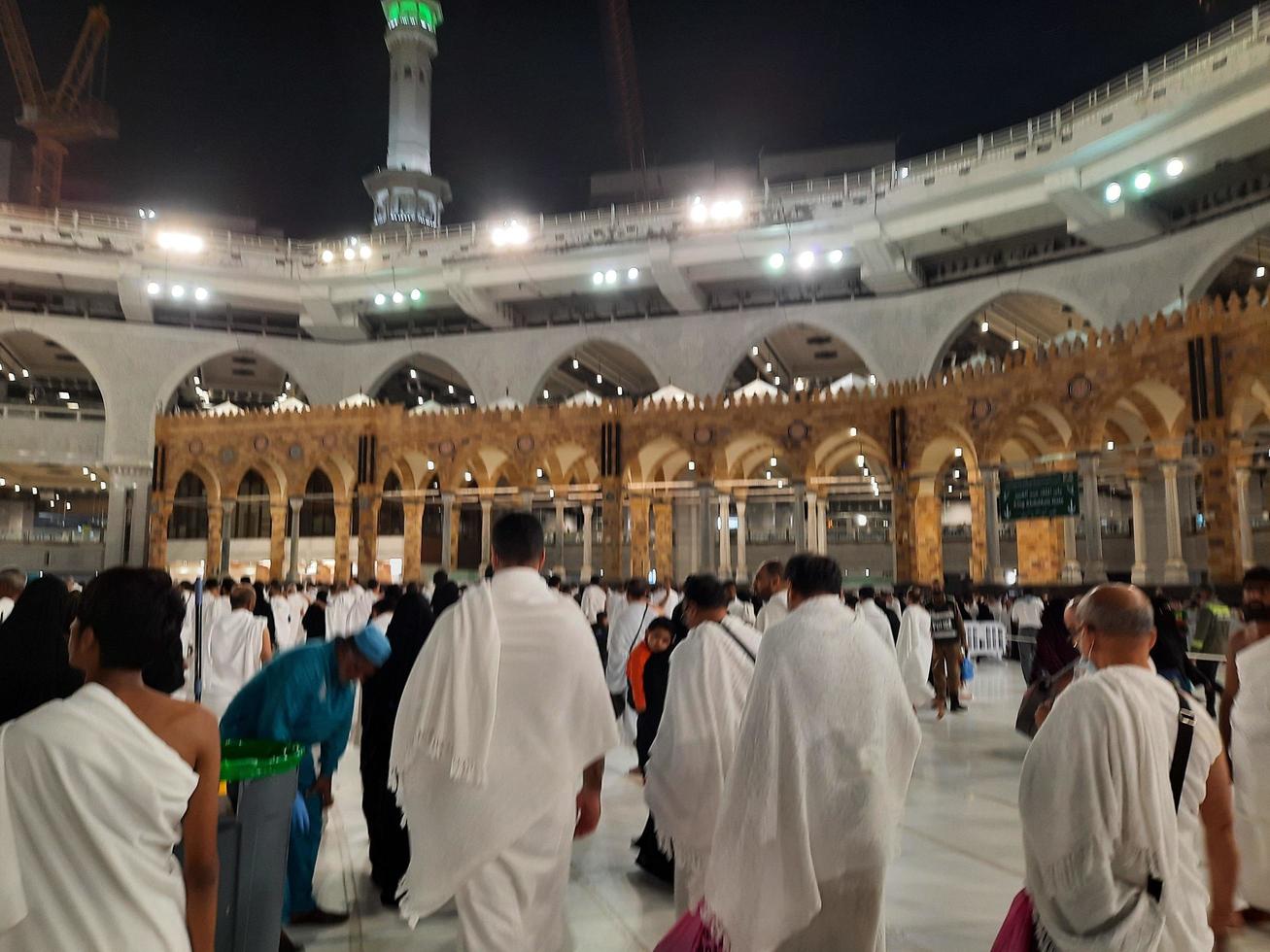 mekka, saudi Arabië, maart 2023 - gedurende de maand van Ramadan, pelgrims van allemaal over- de wereld uitvoeren tawaf in de omgeving van de kabah Bij de masjid al-haram in mekka.. foto