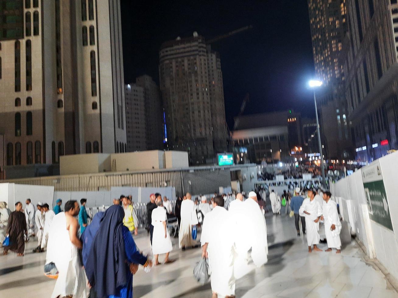 mekka, saudi Arabië, maart 2023 - mooi visie buiten de masjid al-haram in mekka. bezoekers van allemaal over- de wereld zijn in verschillend plaatsen. foto