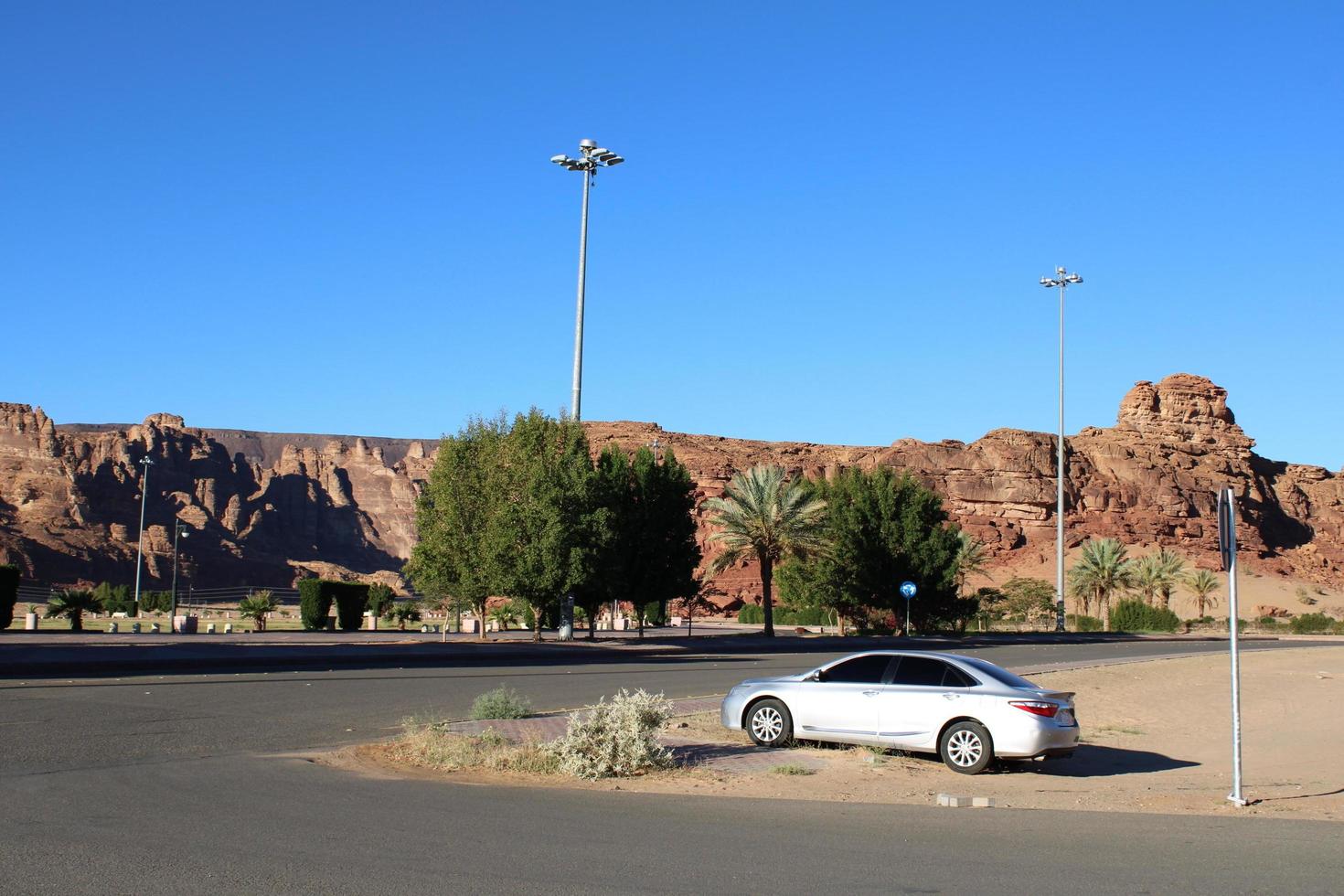 al ula, saudi Arabië, maart 2023 - toeristen zijn in hun auto's naar bezoek historisch sites en archeologie in al ula, saudi Arabië. foto