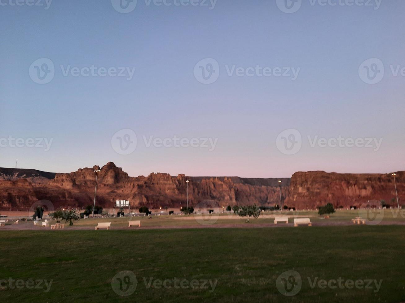 een mooi dag visie van een winter park in al ula, saudi Arabië. de park is omringd door oude heuvels. foto