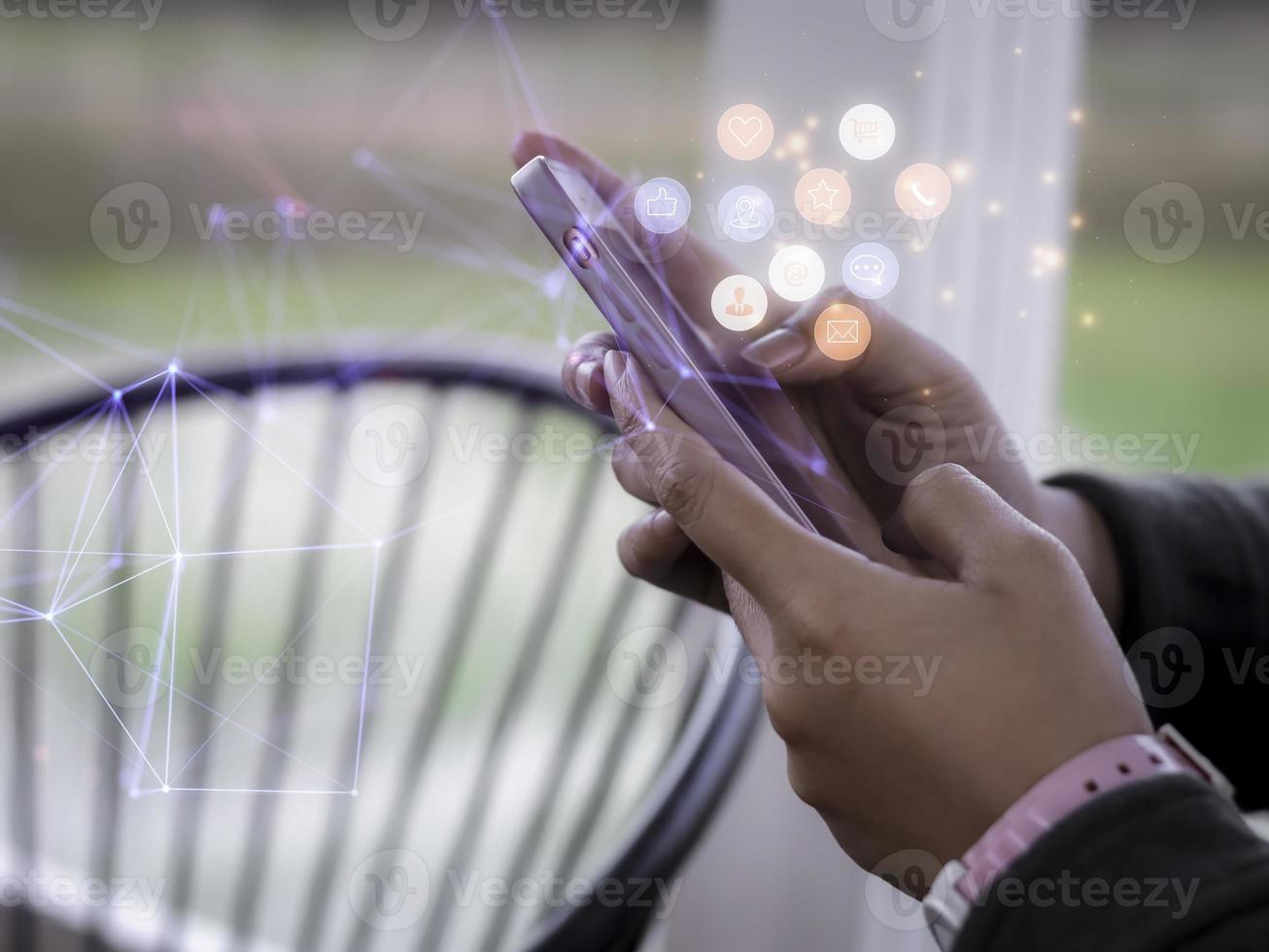 persoon gelukkig valentijnsdag dag icoon van liefde, warmte, verzonden naar geliefden of familie en sociaal media interacties Aan laptop, bericht, e-mail, commentaar ,zakenman handen werk Aan scherm apparaat, internet digitaal. foto