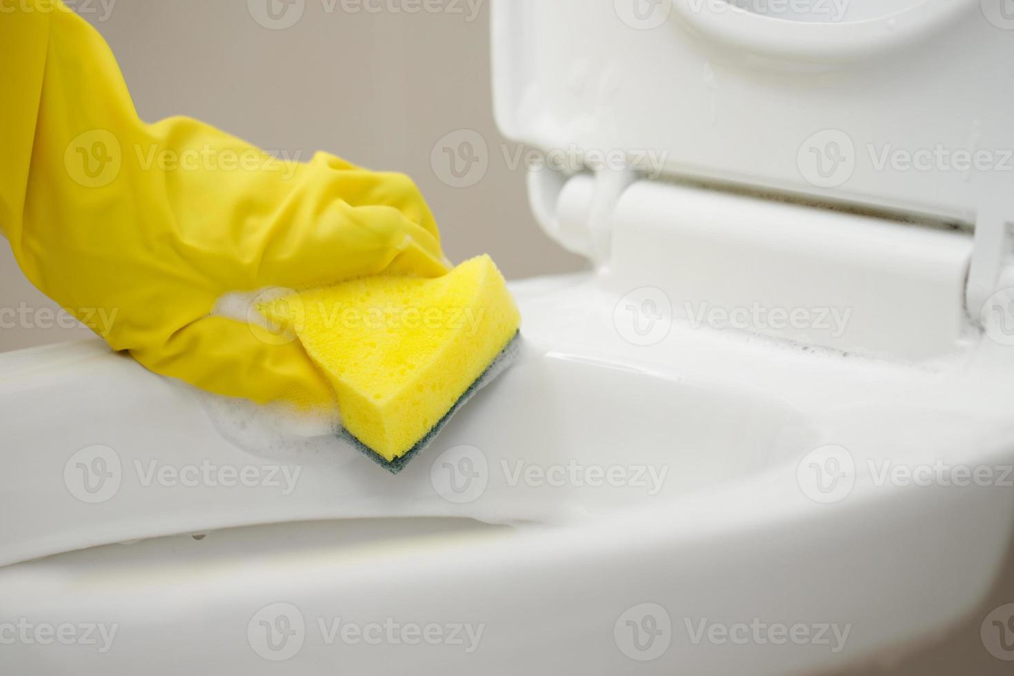 badkamer schoonmaakster met sanitair zorg foto