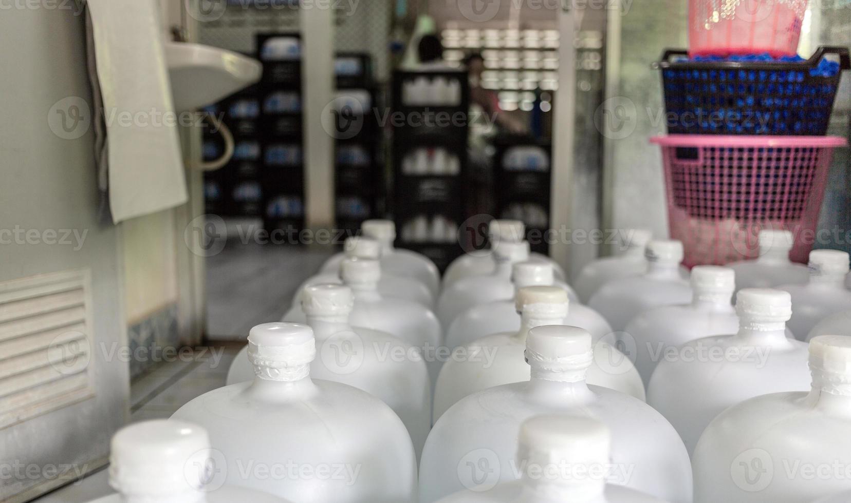 veel van water wit gallon. gallon met wit kappen. bottelen plantenwater bottelen lijn voor verwerken en bottelen drinken water in flessen. drinken water bedrijf foto