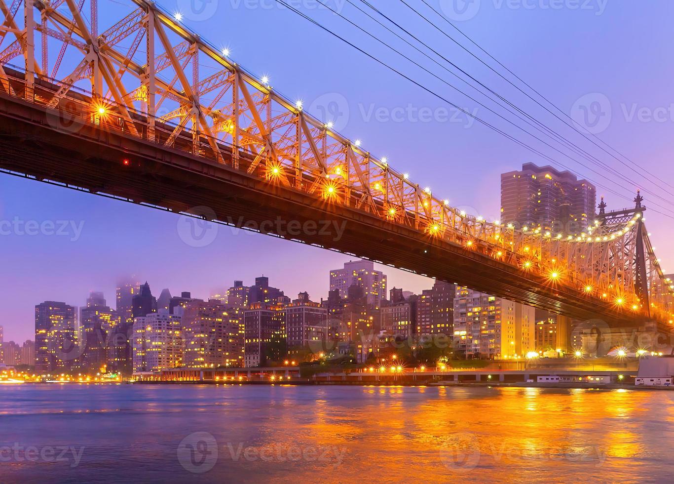 Manhattan stad horizon stadsgezicht van nieuw york met koningin brug foto