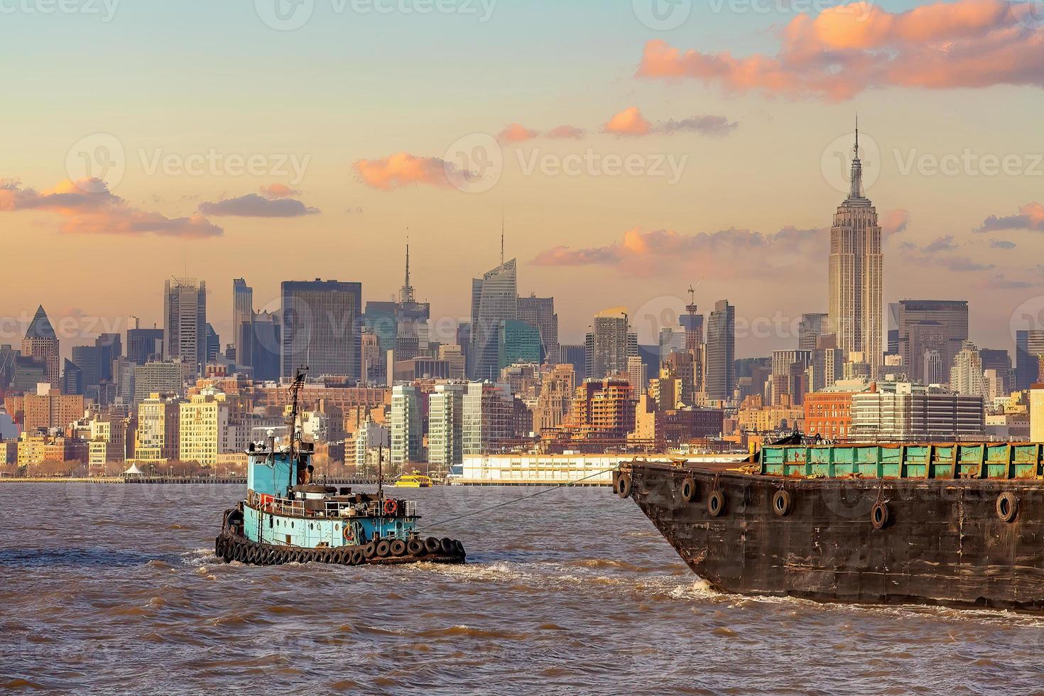 lading schip met Manhattan stad horizon van nieuw york foto