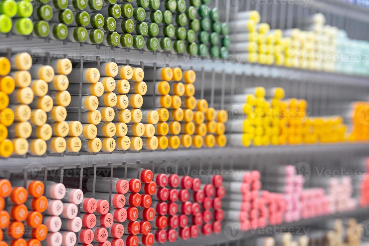 achtergrond van veel geassorteerd kleurrijk pen set. gekleurde pennen Aan schappen in de winkel, kantoor benodigdheden en briefpapier. kleurrijk pennen geregeld Aan schappen verkoop briefpapier. foto