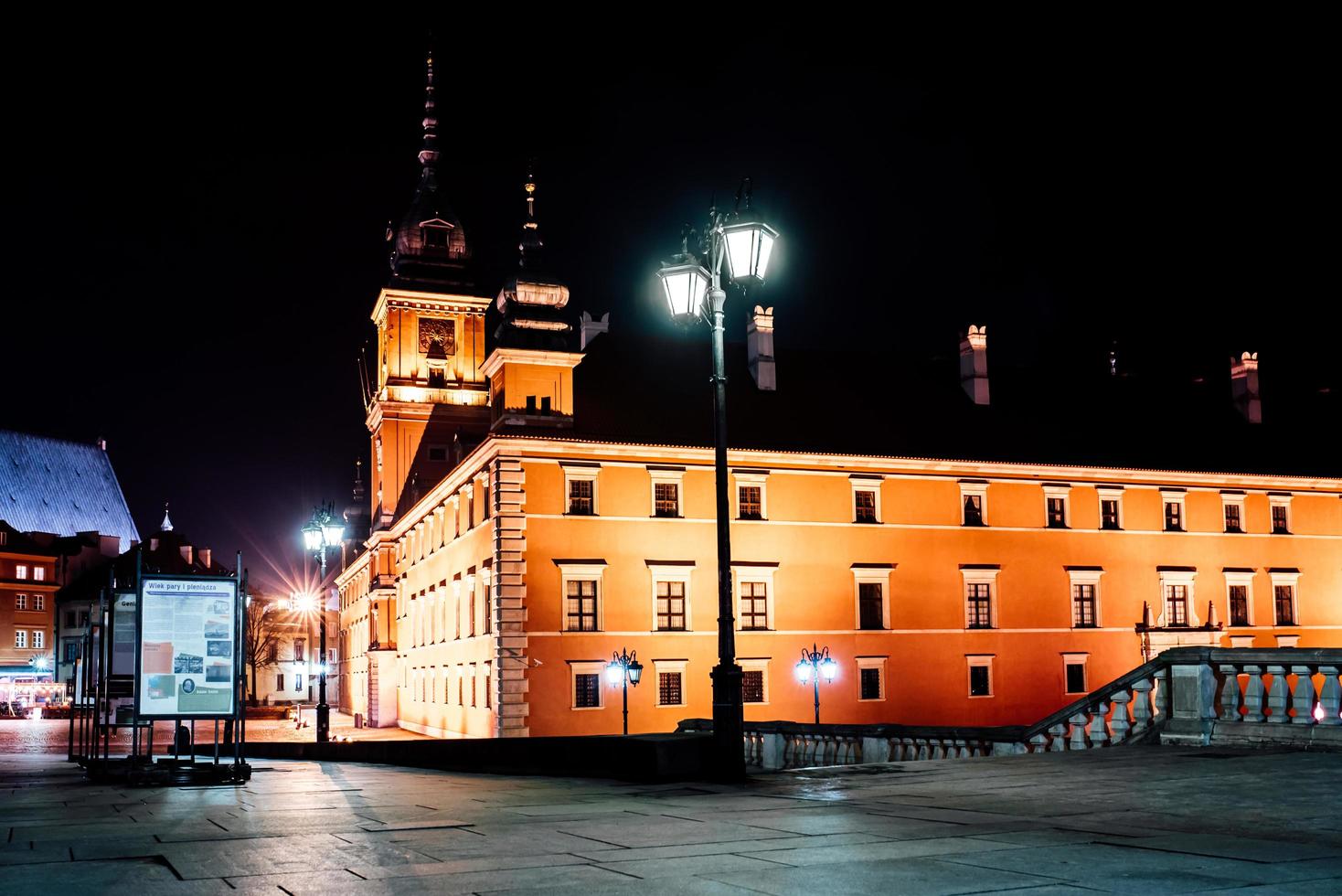 Warschau, Polen 2017 - Bedrijfsgebouwen van Warshawa van nachtverlichting foto