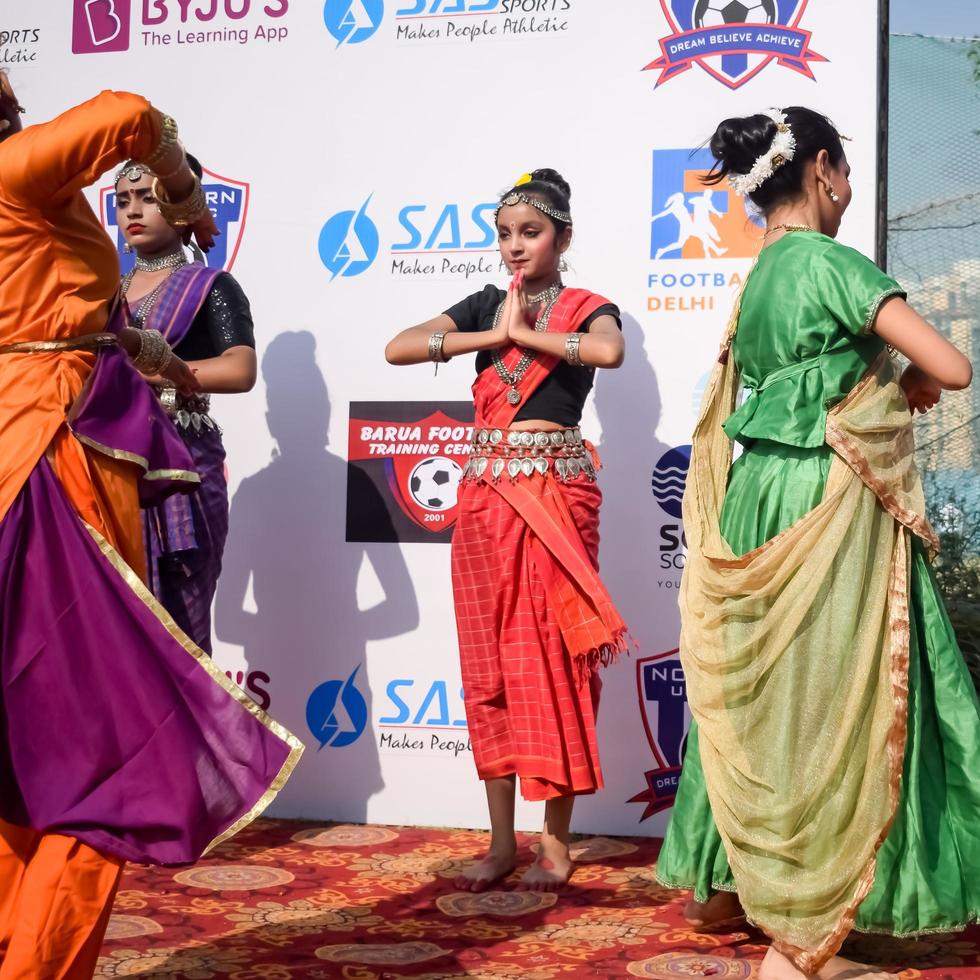 Delhi, Indië - december 11 2022 - bharathanatyam Indisch klassiek odissi dansers het uitvoeren van Bij fase. mooi Indisch meisje dansers in de houding van Indisch dans. Indisch klassiek dans bharatanatyam foto