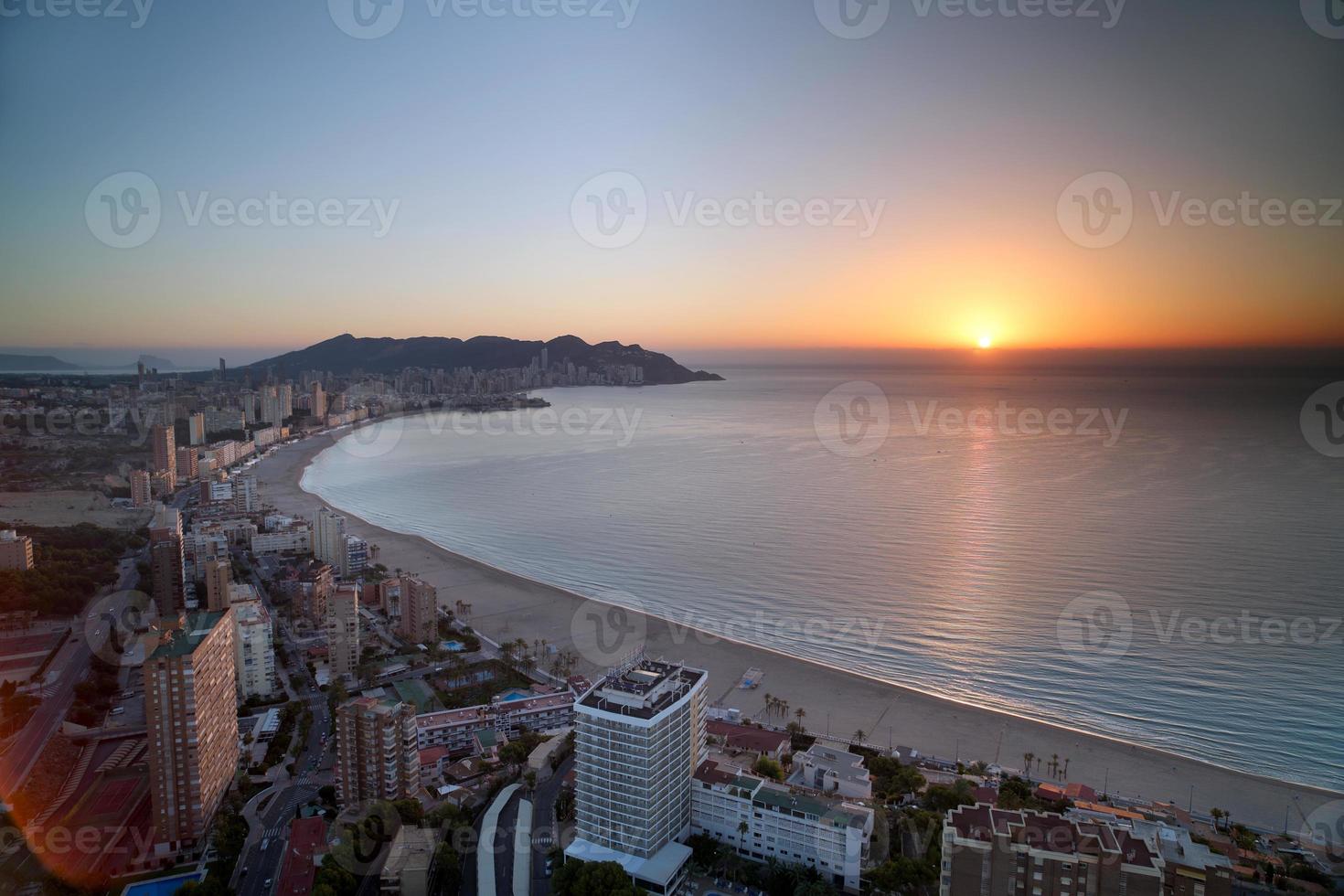 de kust en hoog stijgen horizon van benidorm foto