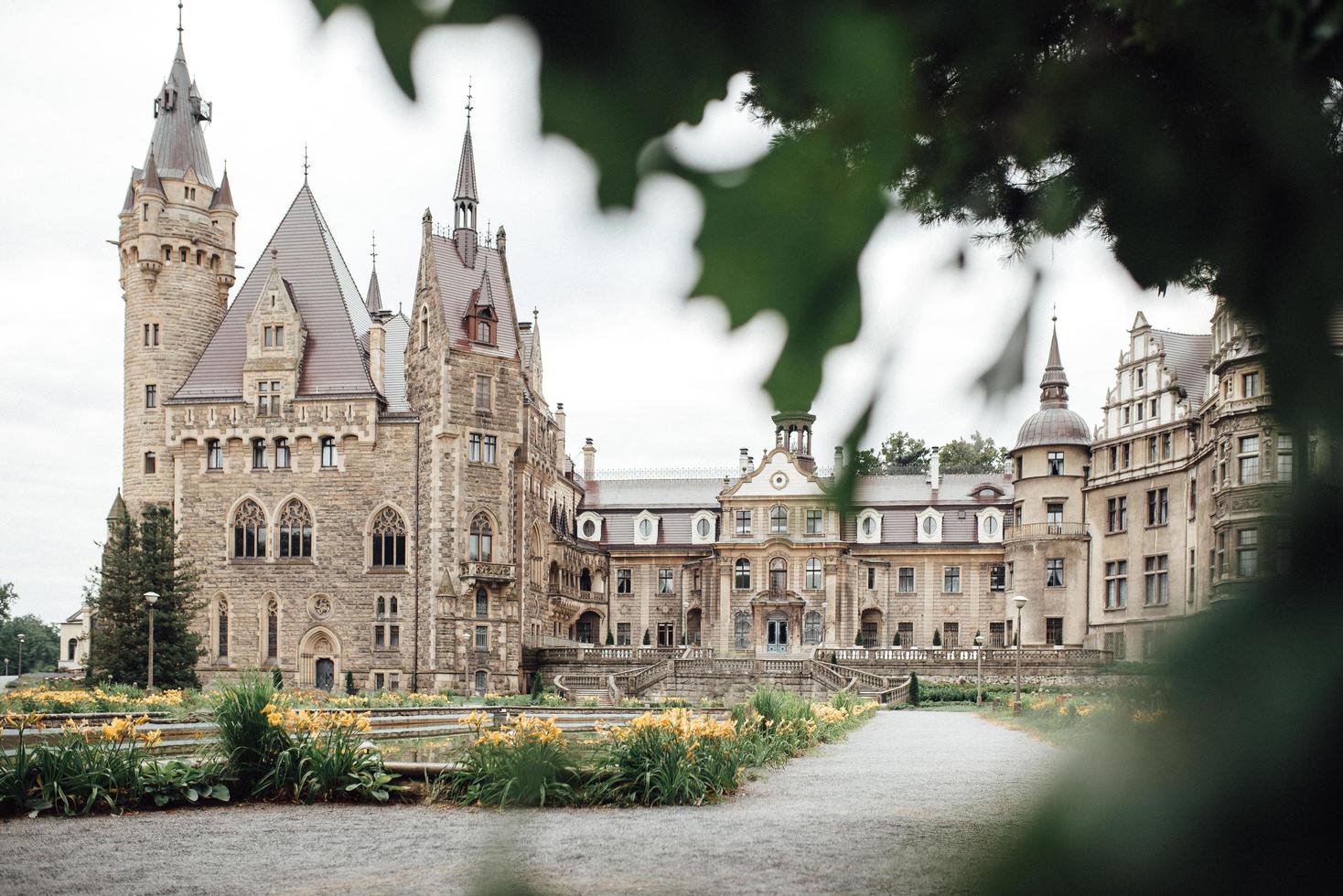 moszna, polen 2017 - oud Pools kasteel in het dorp moszna foto