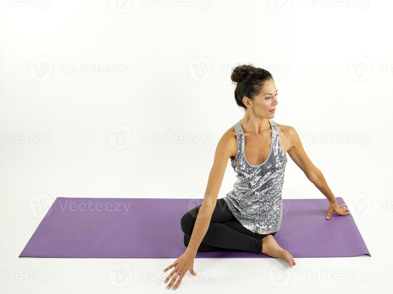 mooi yoga vrouw tegen wit foto