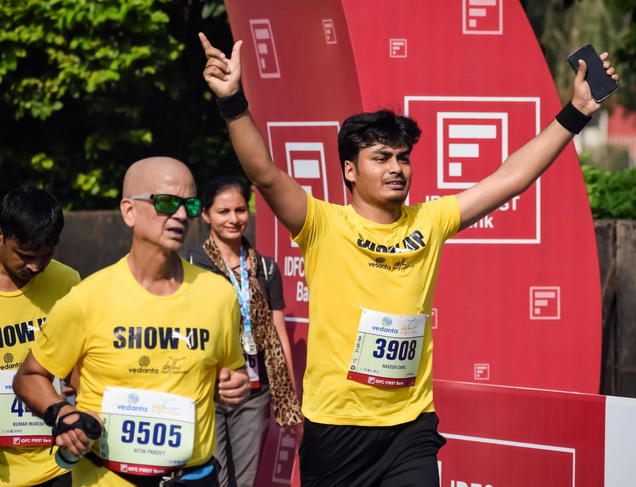 nieuw Delhi, Indië - oktober 16 2022 - vedanta Delhi voor de helft marathon ras na covid in welke marathon deelnemers over naar kruis de af hebben lijn, Delhi voor de helft marathon 2022 foto