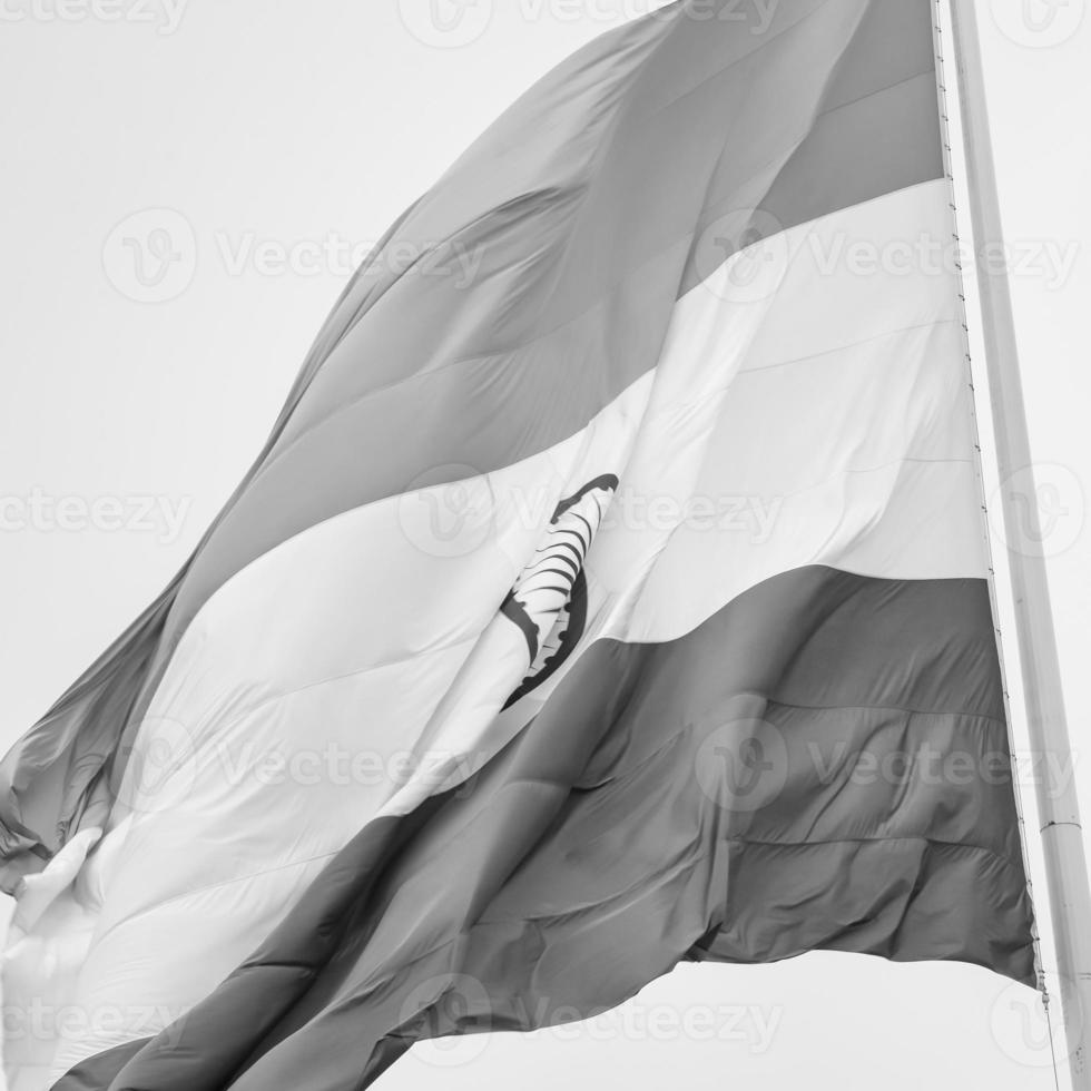 indiase vlag hoog op connaught plaats met trots in blauwe lucht, indiase vlag wapperen, indiase vlag op onafhankelijkheidsdag en republiek dag van india, tilt-up shot, wuivende indische vlag, har ghar tiranga foto