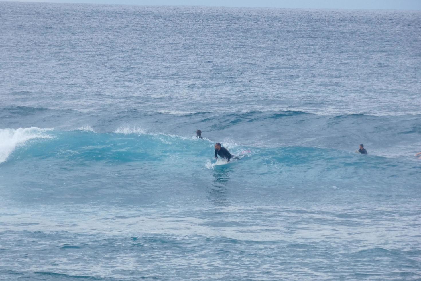 jong atleten beoefenen de water sport van surfing foto