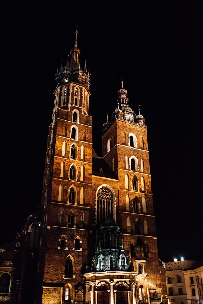 Krakau, Polen 2017 - oud commercieel gebied van Krakau in de lichten van straatlantaarns foto