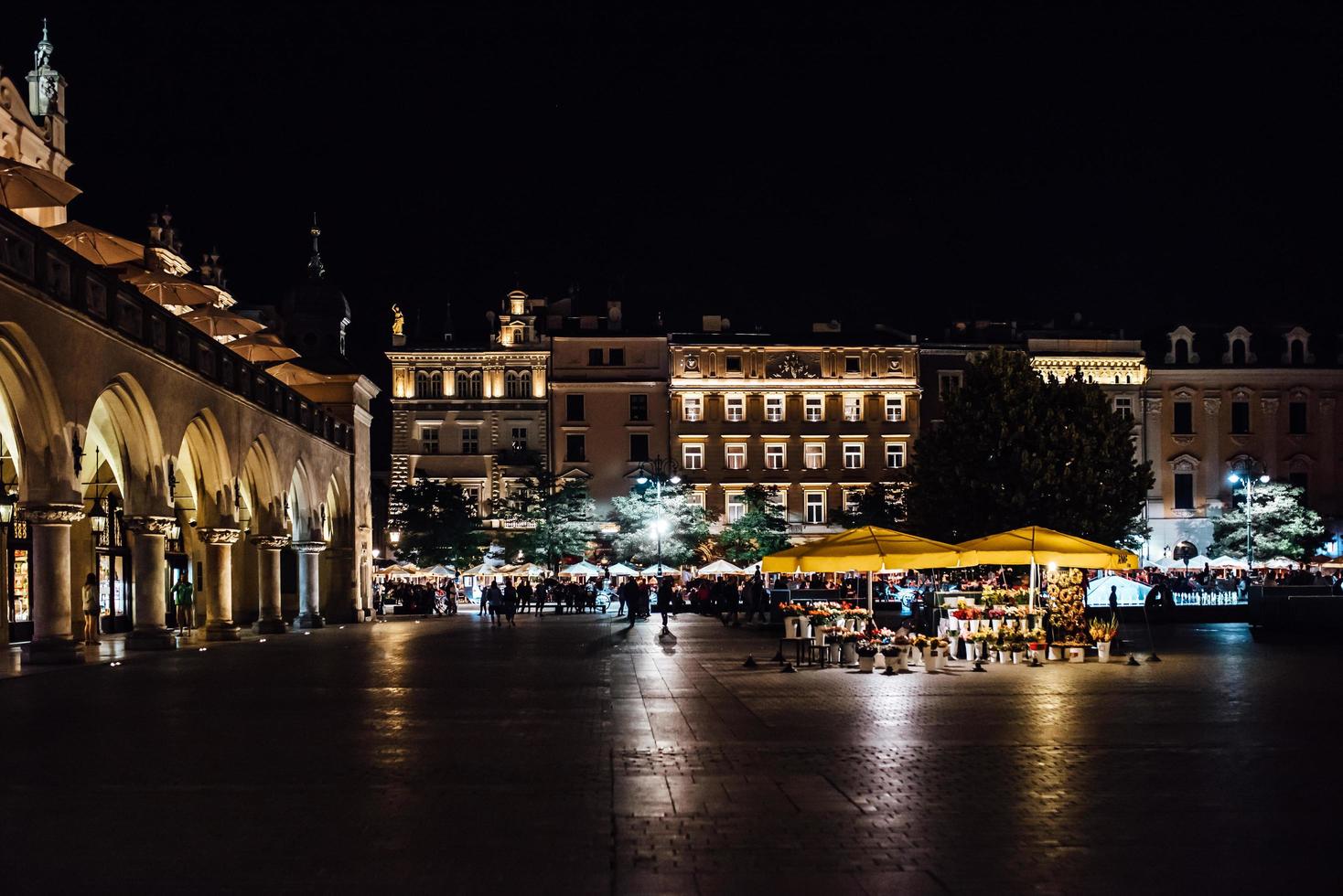 Krakau, Polen 2017 - oud commercieel gebied van Krakau in de lichten van straatlantaarns foto