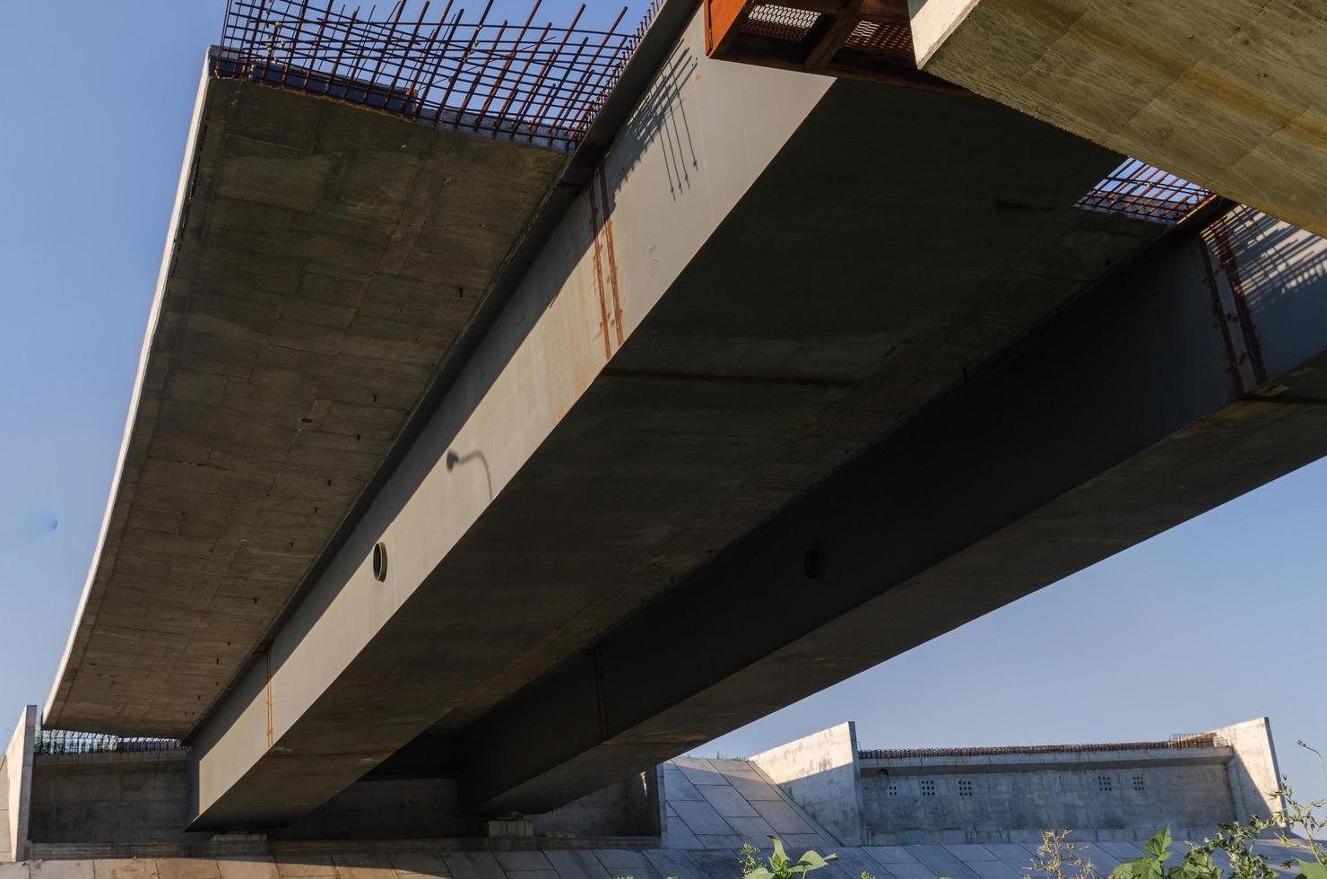 brug in aanbouw met weg foto