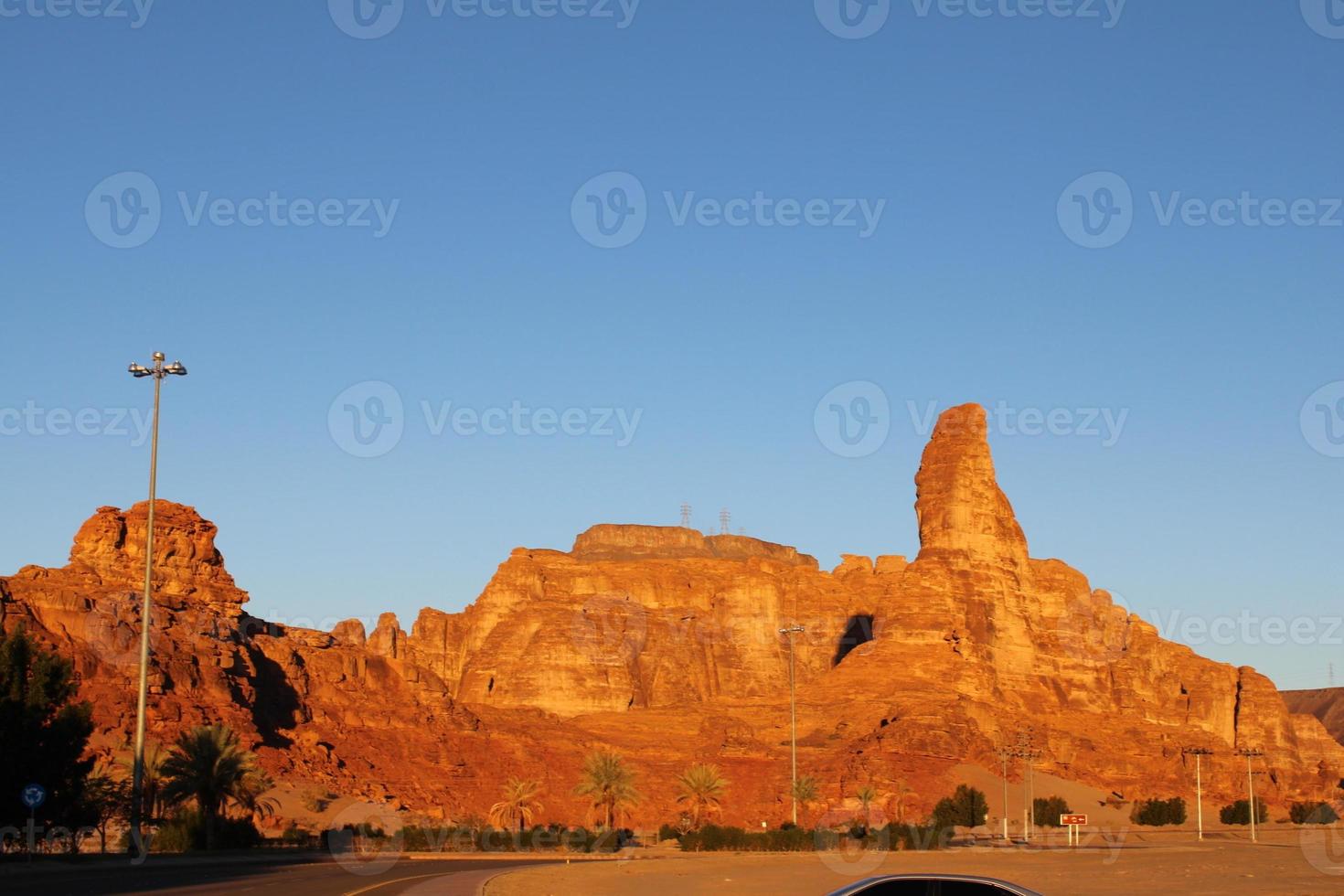 een mooi dag visie van een winter park in al ula, saudi Arabië. de park is omringd door oude heuvels. foto