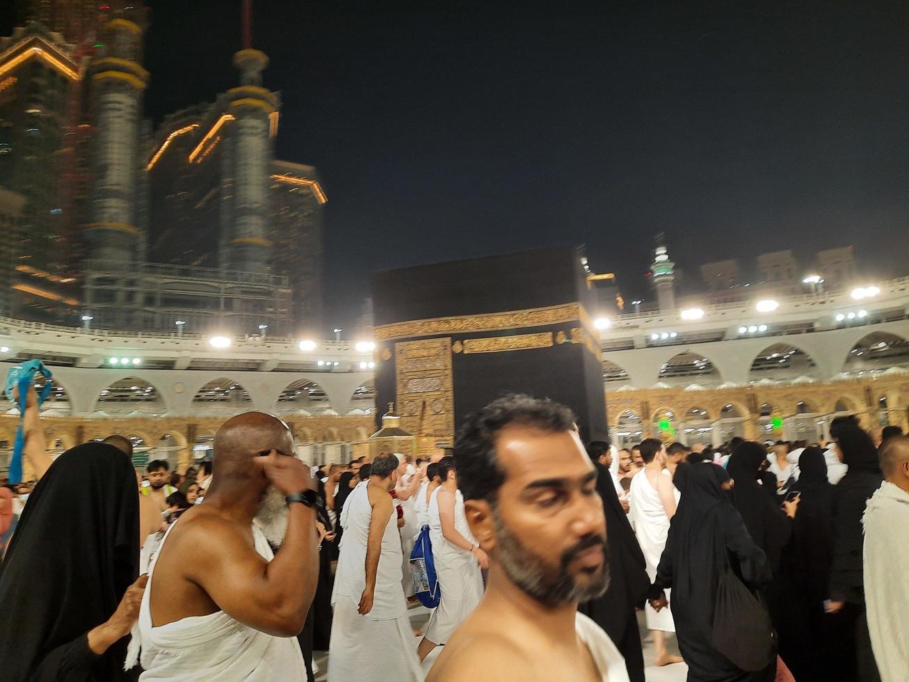 mekka, saudi Arabië, maart 2023 - gedurende de maand van Ramadan, pelgrims van allemaal over- de wereld uitvoeren tawaf in de omgeving van de kabah Bij de masjid al-haram in mekka.. foto