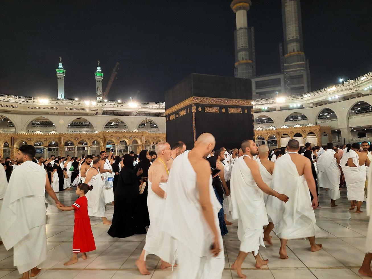 mekka, saudi Arabië, maart 2023 - gedurende de maand van Ramadan, pelgrims van allemaal over- de wereld uitvoeren tawaf in de omgeving van de kabah Bij de masjid al-haram in mekka.. foto