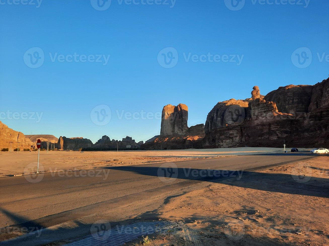 een mooi dag visie van een winter park in al ula, saudi Arabië. de park is omringd door oude heuvels. foto