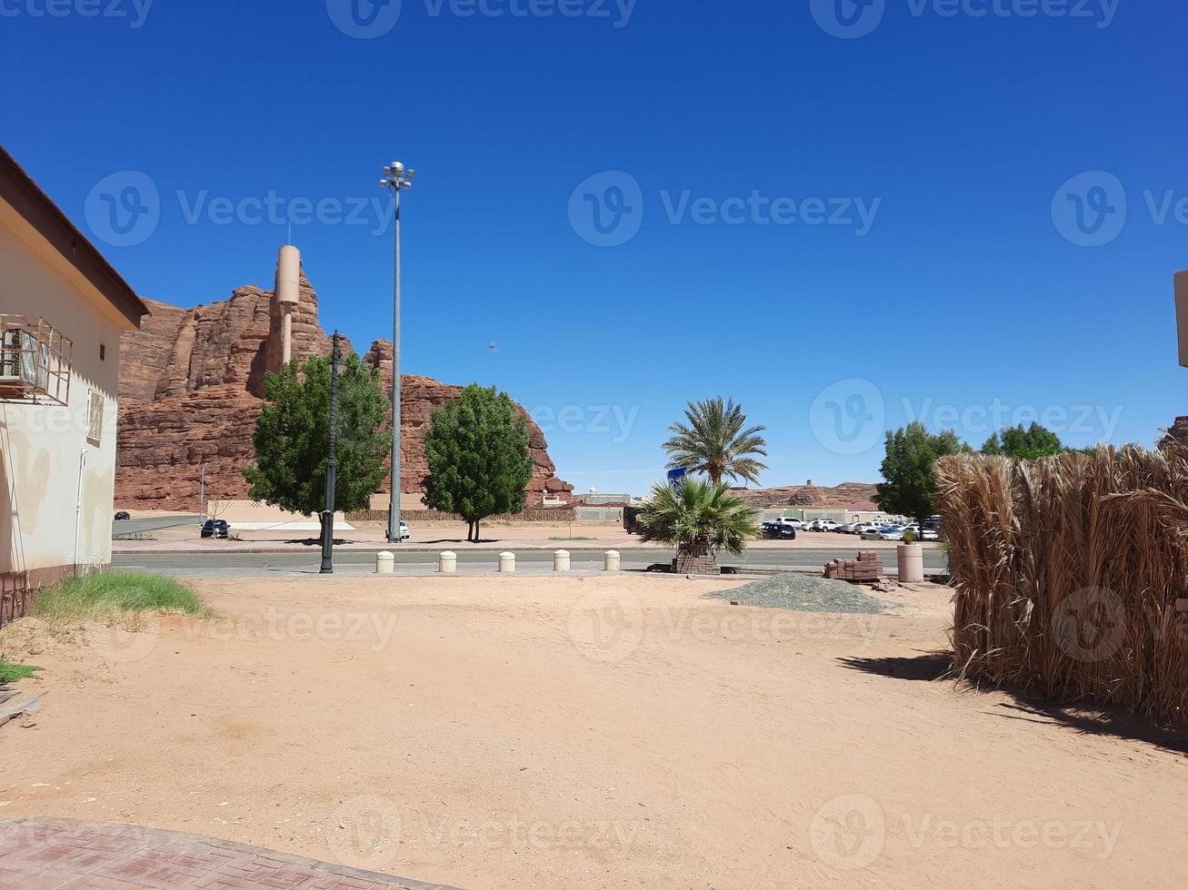 een mooi dag visie van een winter park in al ula, saudi Arabië. de park is omringd door oude heuvels. foto