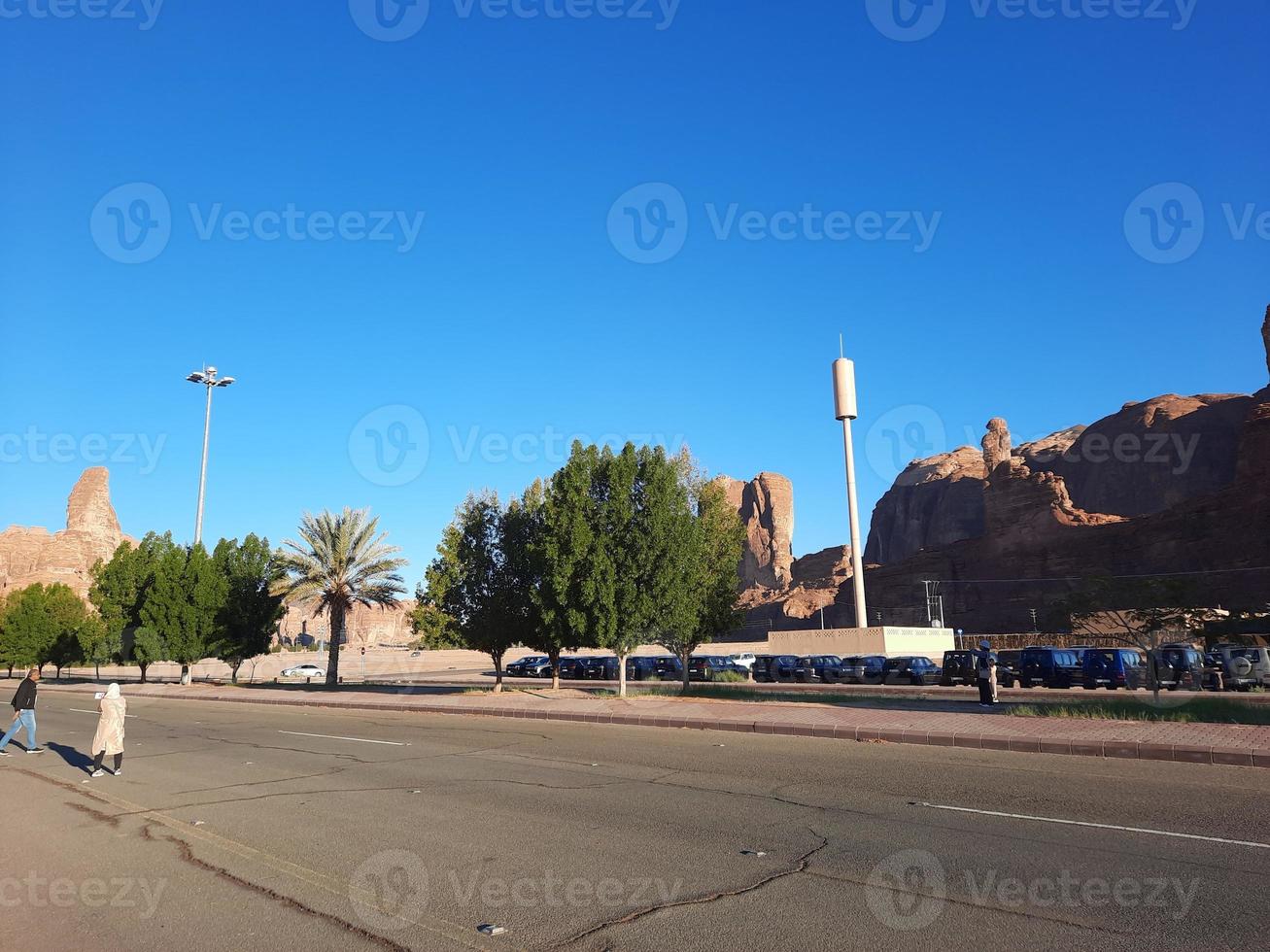 een mooi dag visie van een winter park in al ula, saudi Arabië. de park is omringd door oude heuvels. foto