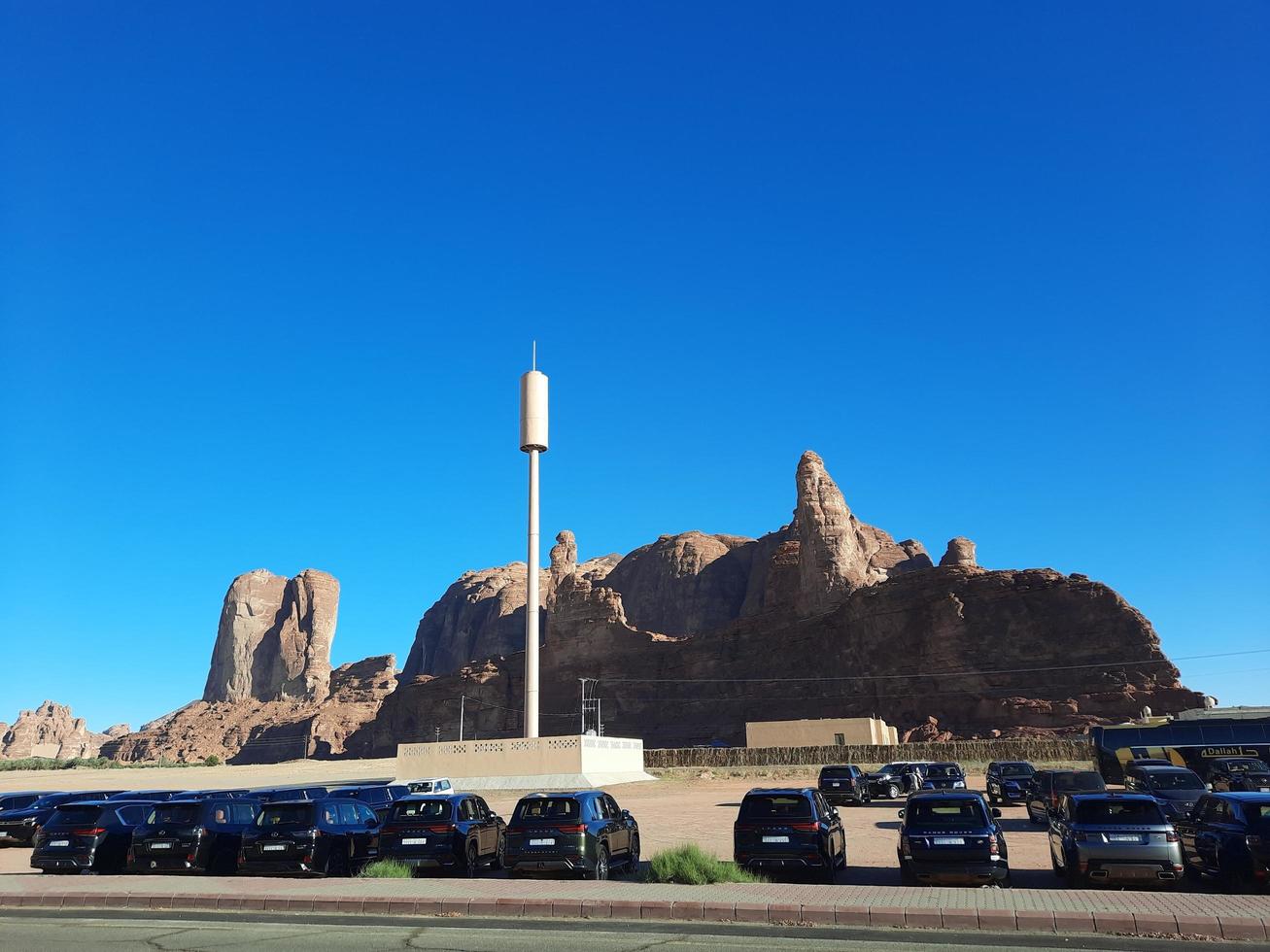 al ula, saudi Arabië, maart 2023 - jeeps zijn geparkeerd Bij verschillend plaatsen in de woestijn naar nemen toeristen naar verschillend plaatsen gedurende de dag in al ula, saudi Arabië. foto