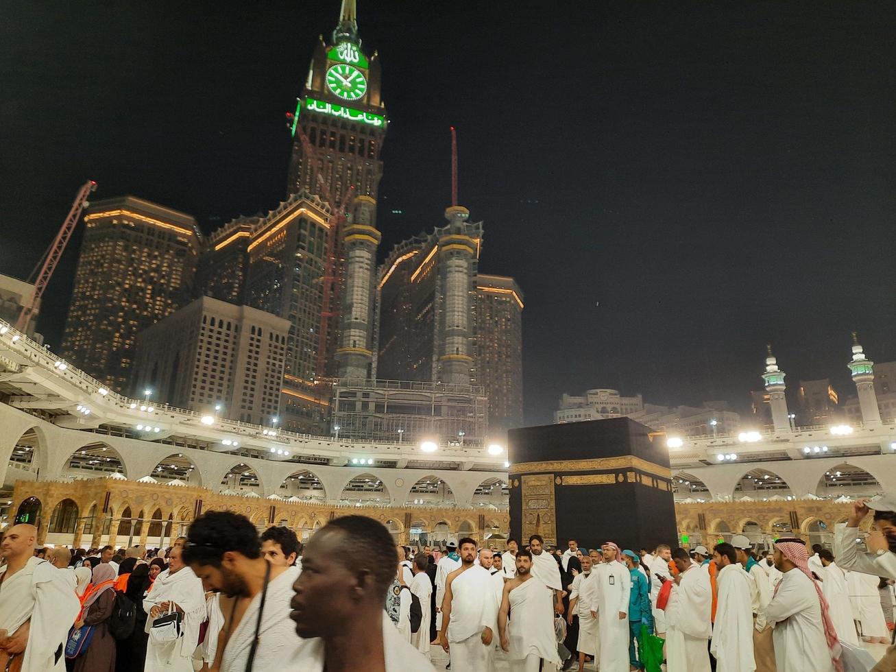 mekka, saudi Arabië, maart 2023 - gedurende de maand van Ramadan, pelgrims van allemaal over- de wereld uitvoeren tawaf in de omgeving van de kabah Bij de masjid al-haram in mekka.. foto