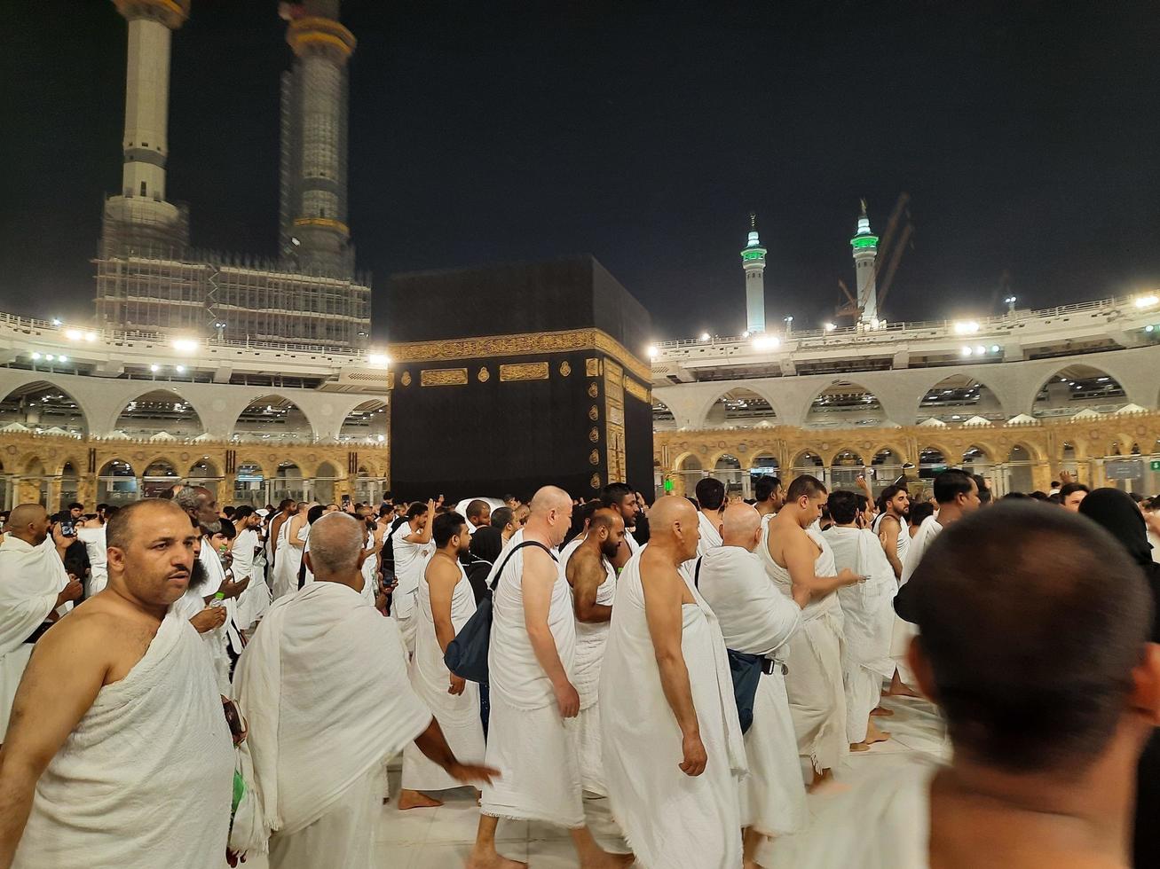 mekka, saudi Arabië, maart 2023 - gedurende de maand van Ramadan, pelgrims van allemaal over- de wereld uitvoeren tawaf in de omgeving van de kabah Bij de masjid al-haram in mekka.. foto