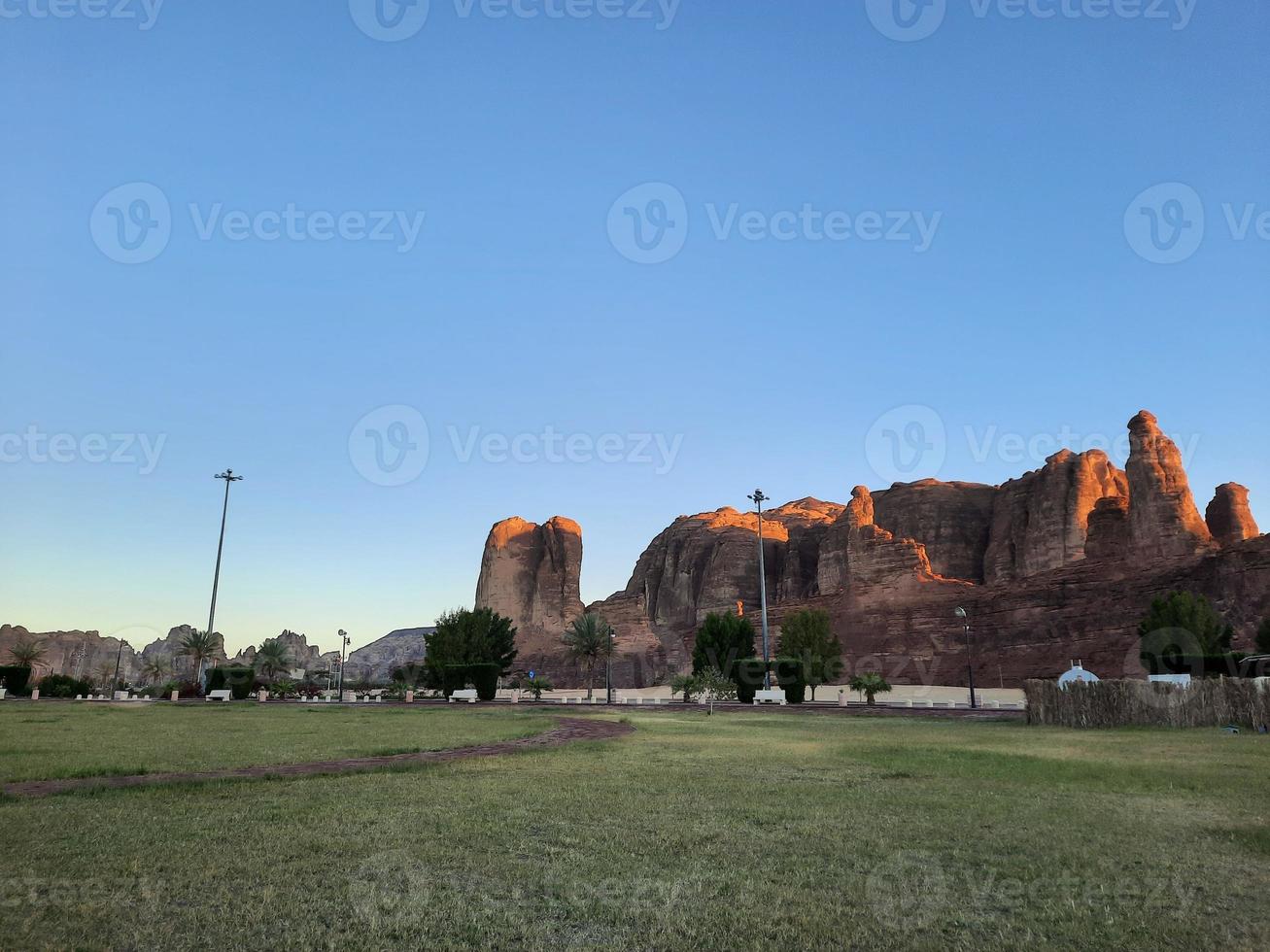 een mooi dag visie van een winter park in al ula, saudi Arabië. de park is omringd door oude heuvels. foto