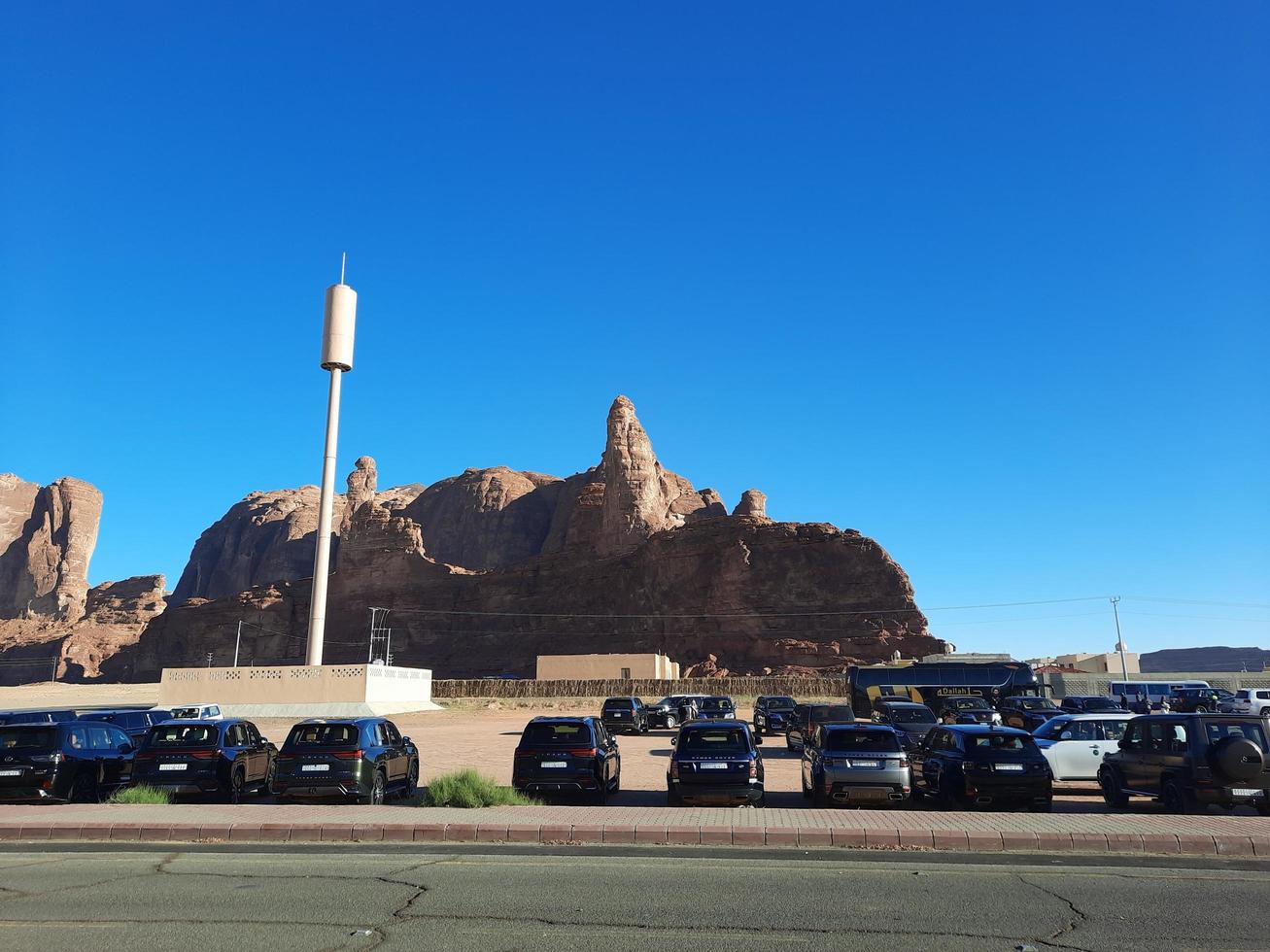 al ula, saudi Arabië, maart 2023 - jeeps zijn geparkeerd Bij verschillend plaatsen in de woestijn naar nemen toeristen naar verschillend plaatsen gedurende de dag in al ula, saudi Arabië. foto