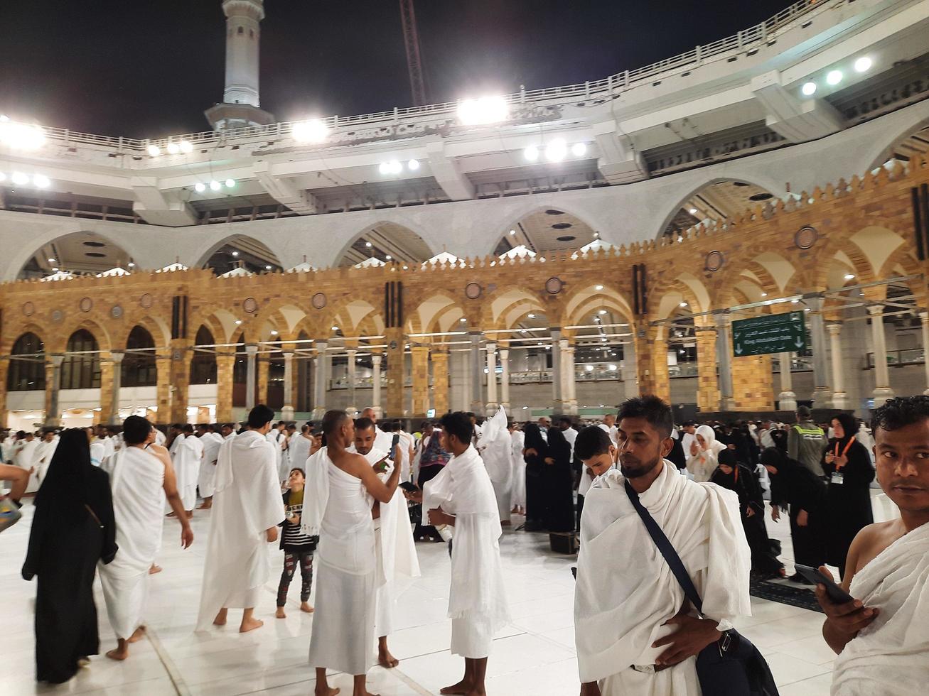 mekka, saudi Arabië, maart 2023 - gedurende de maand van Ramadan, pelgrims van allemaal over- de wereld uitvoeren tawaf in de omgeving van de kabah Bij de masjid al-haram in mekka.. foto