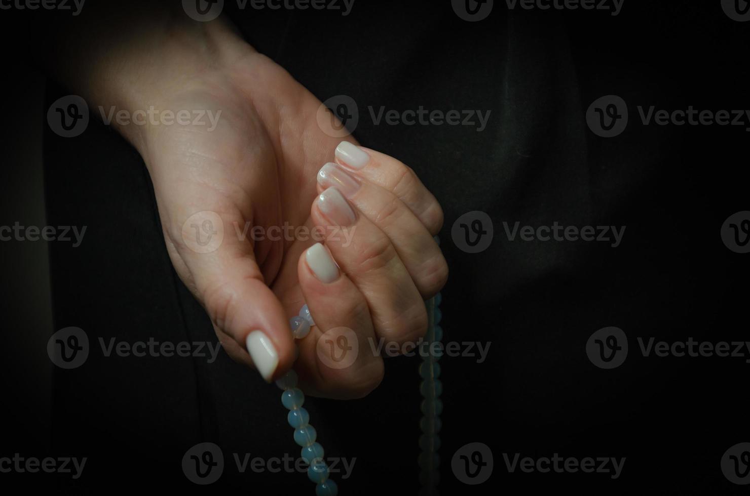 Aan een donker achtergrond licht nagels na manicure foto