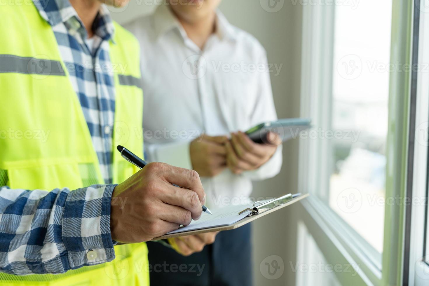 inspecteur ingenieur en eigenaar project is inspecteren bouw en kwaliteit zekerheid nieuw huis. ingenieurs of architecten of contactor werk naar bouwen de huis voordat overhandigen het over- naar de huiseigenaar foto