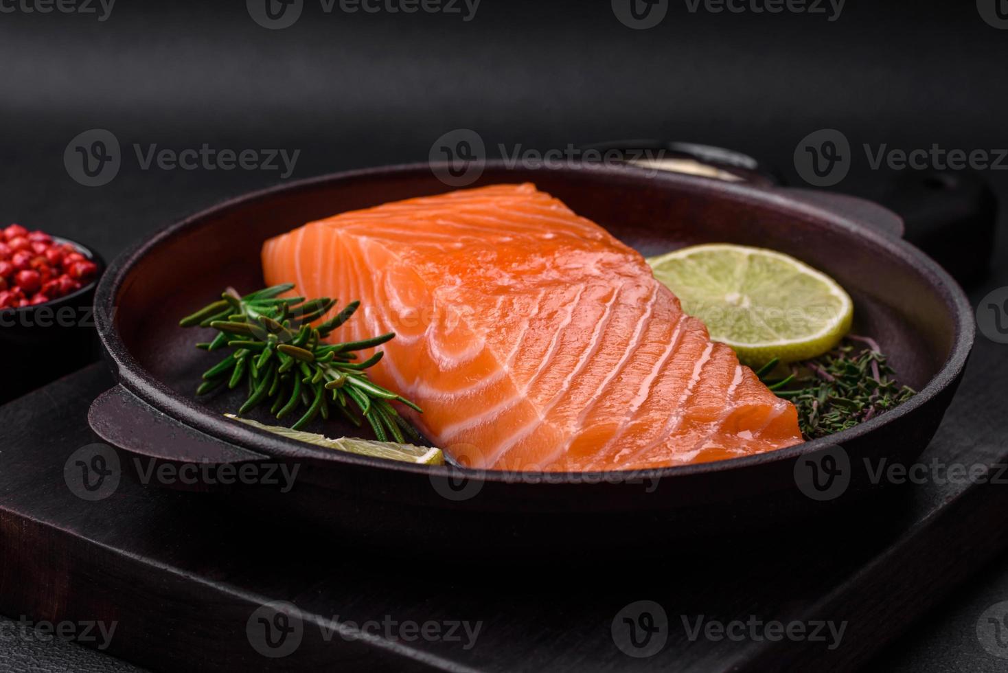 vers smakelijk rauw rood vis filet met specerijen en kruiden foto