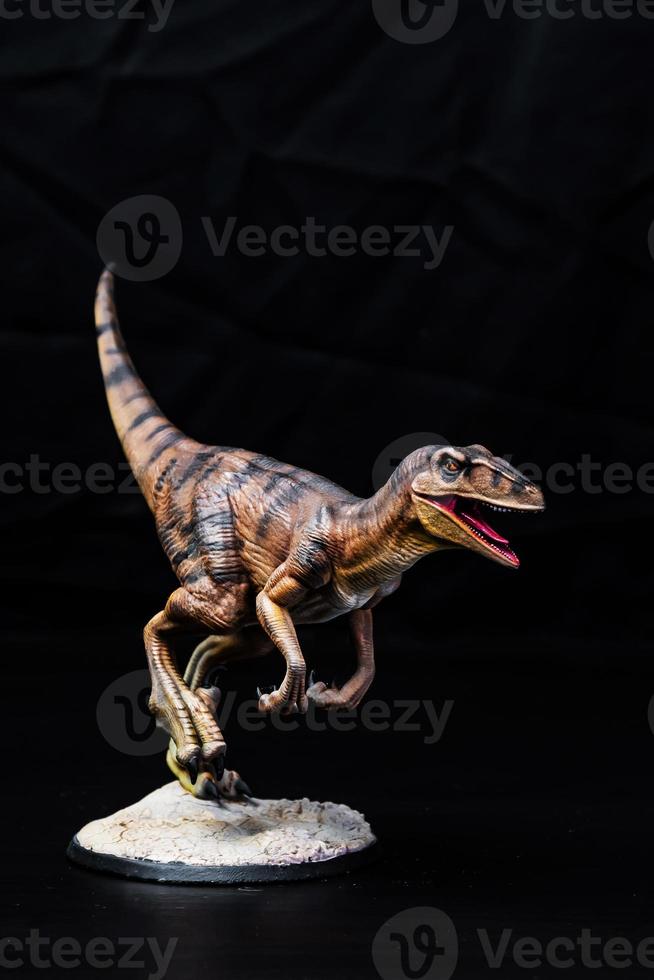 de velociraptor dinosaurus in de donker foto