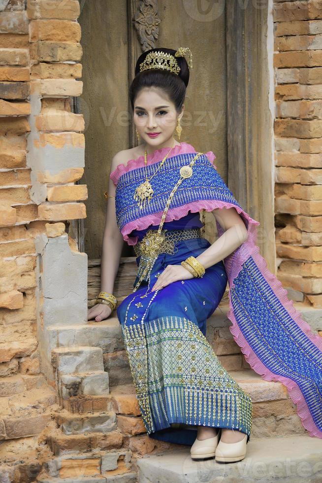 portret van Aziatisch vrouw slijtage oude Thais jurk stijl, thailand mensen Thais traditioneel jurk betalen respect foto