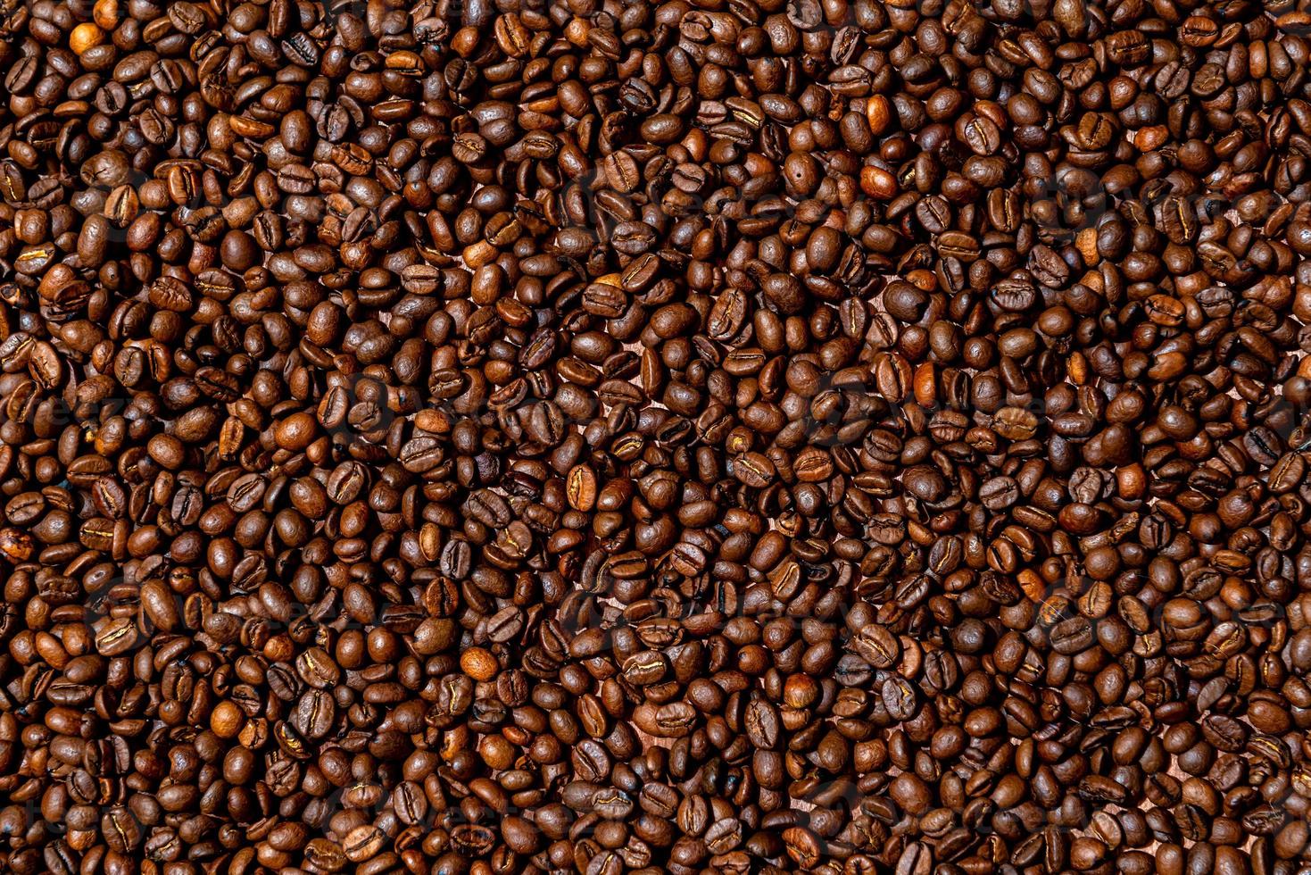 close-up van bruine, gebrande koffiebonen achtergrond foto