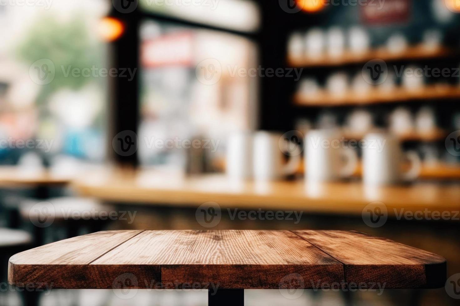 leeg hout tafel top en vervagen van cafe restaurant in donker nacht achtergrond foto